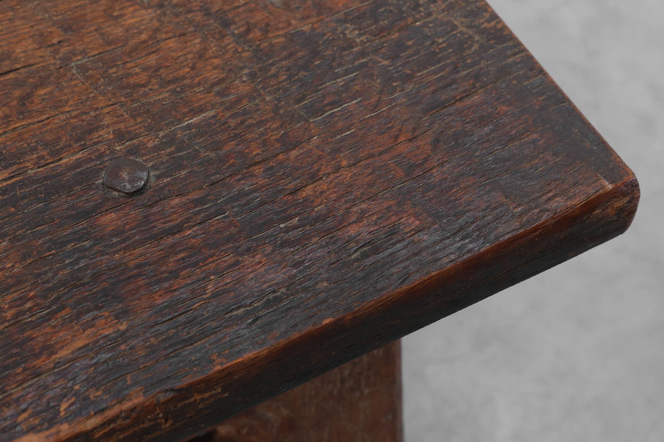 Tabouret bas en bois sculpté français du milieu du XIXe siècle de style gothique