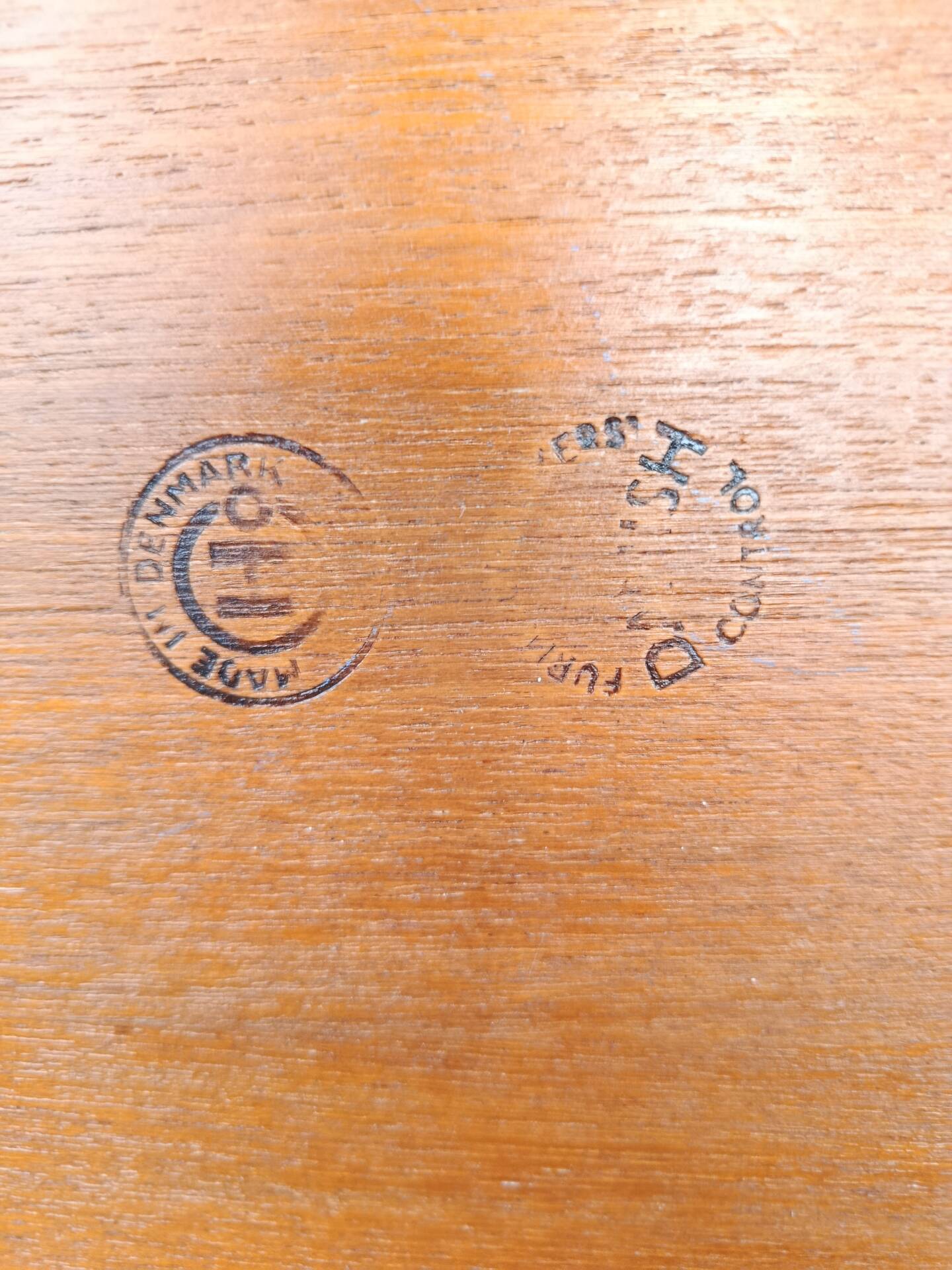 Danish extendable game table