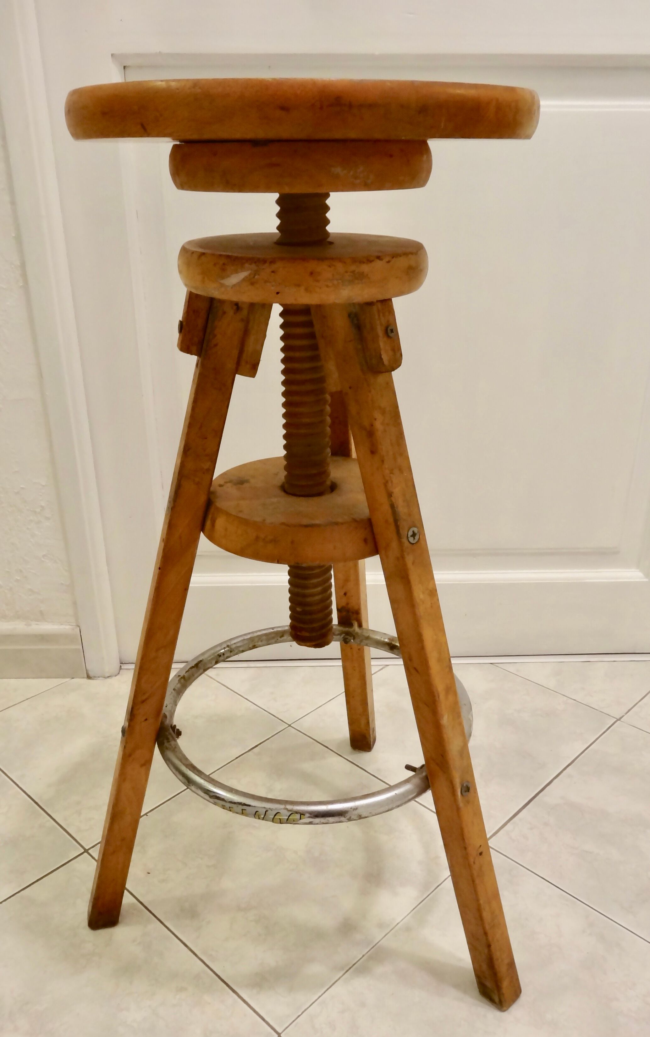 Workshop adjustable stool