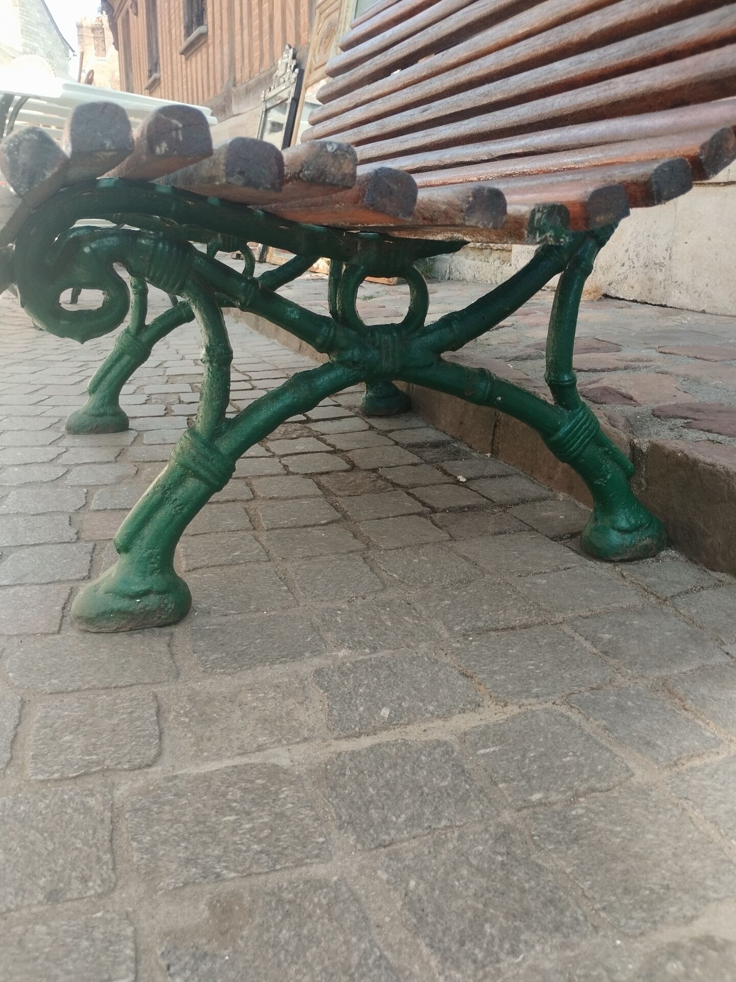 Banc de jardin ancien avec pieds en fonte