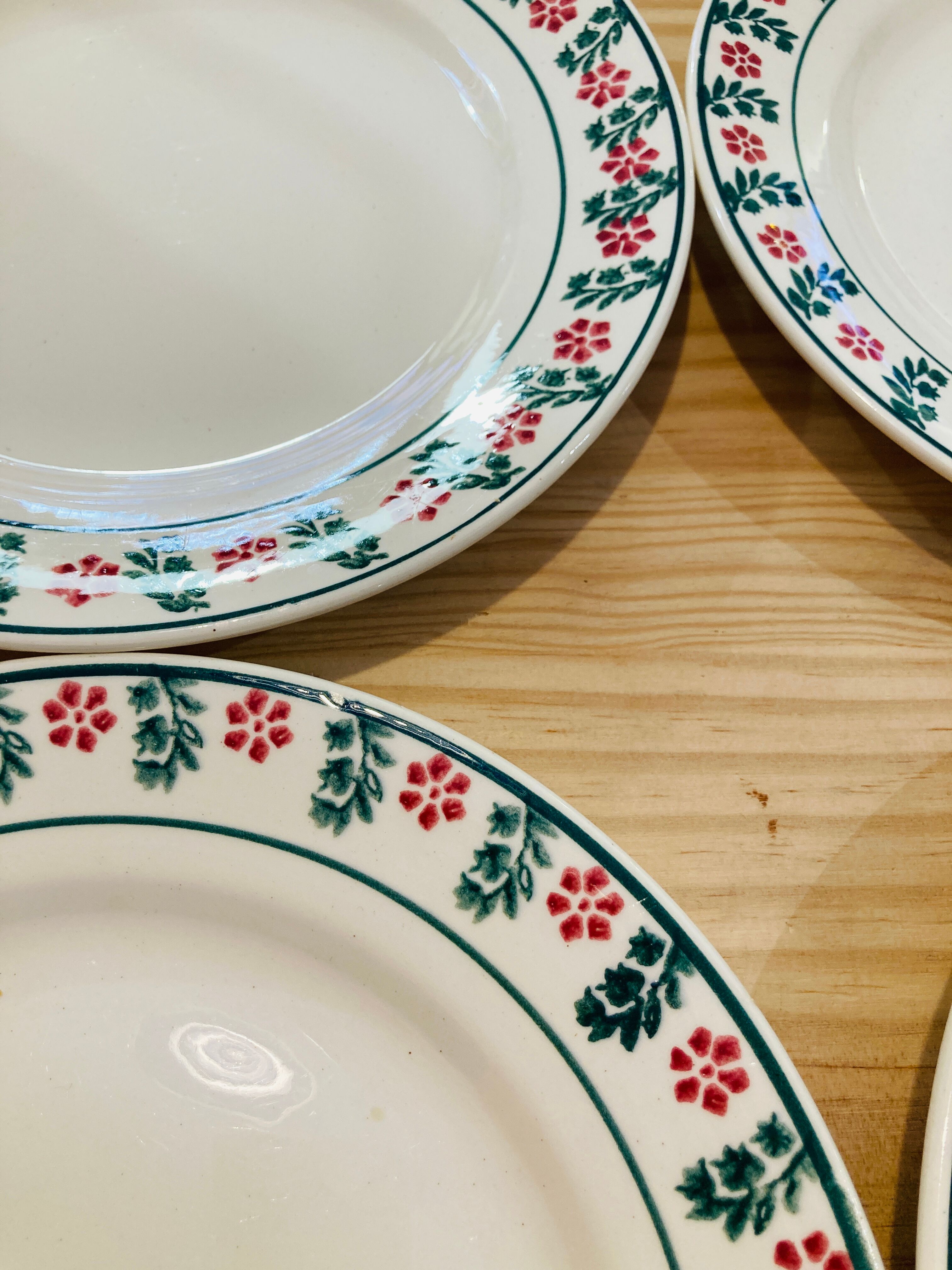 4 plates ceranord saint amand france has red and green flowers-retro-vintage