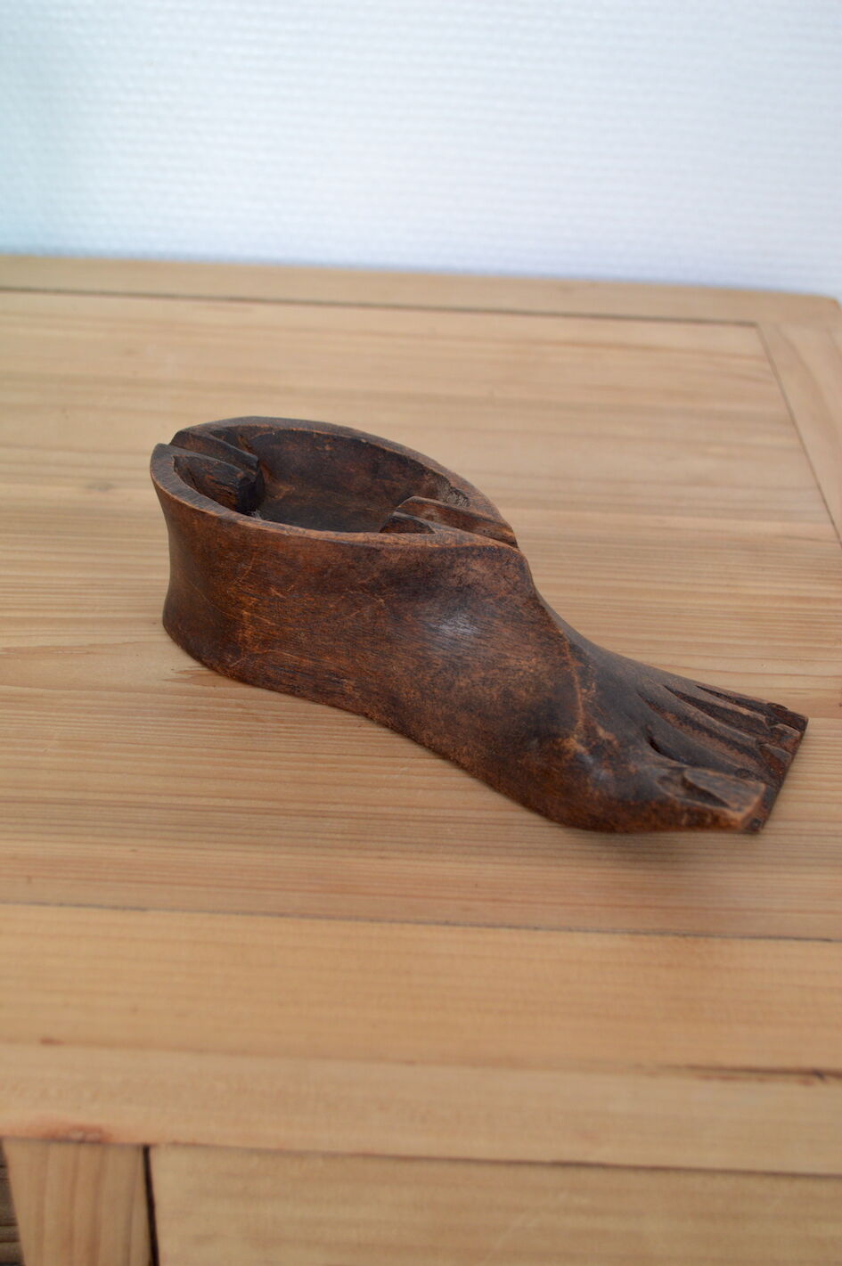 Cendrier pied en bois sculpté