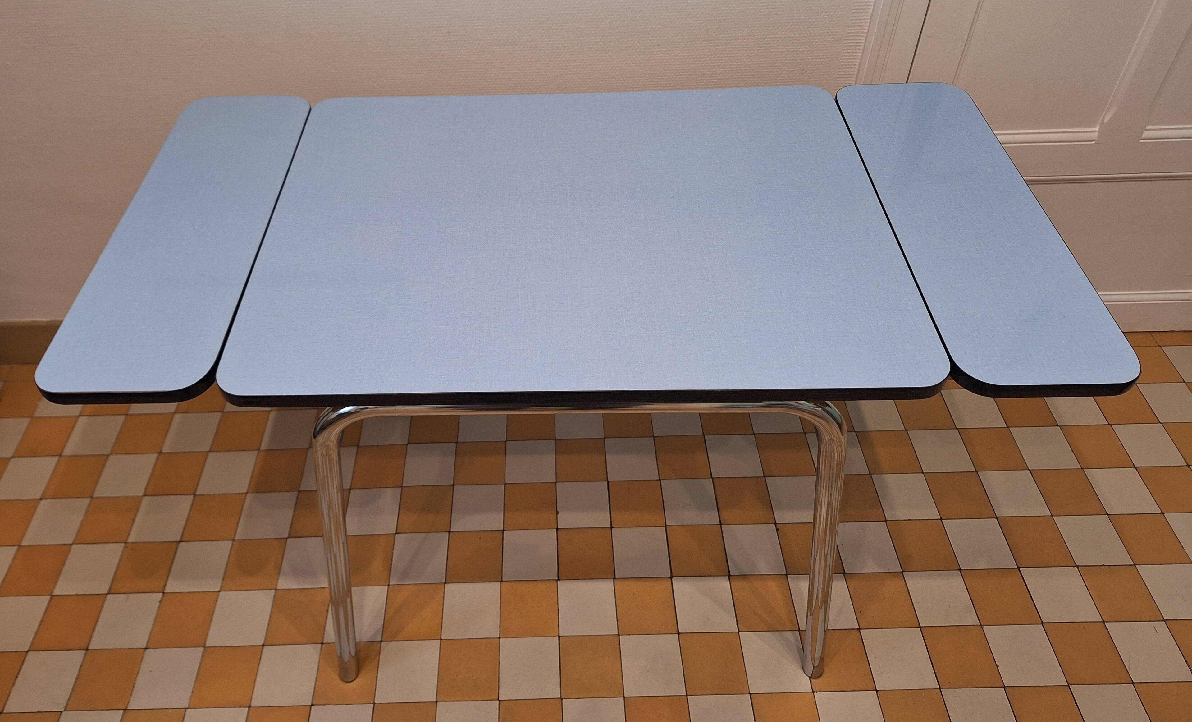Table et chaises formica bleu
