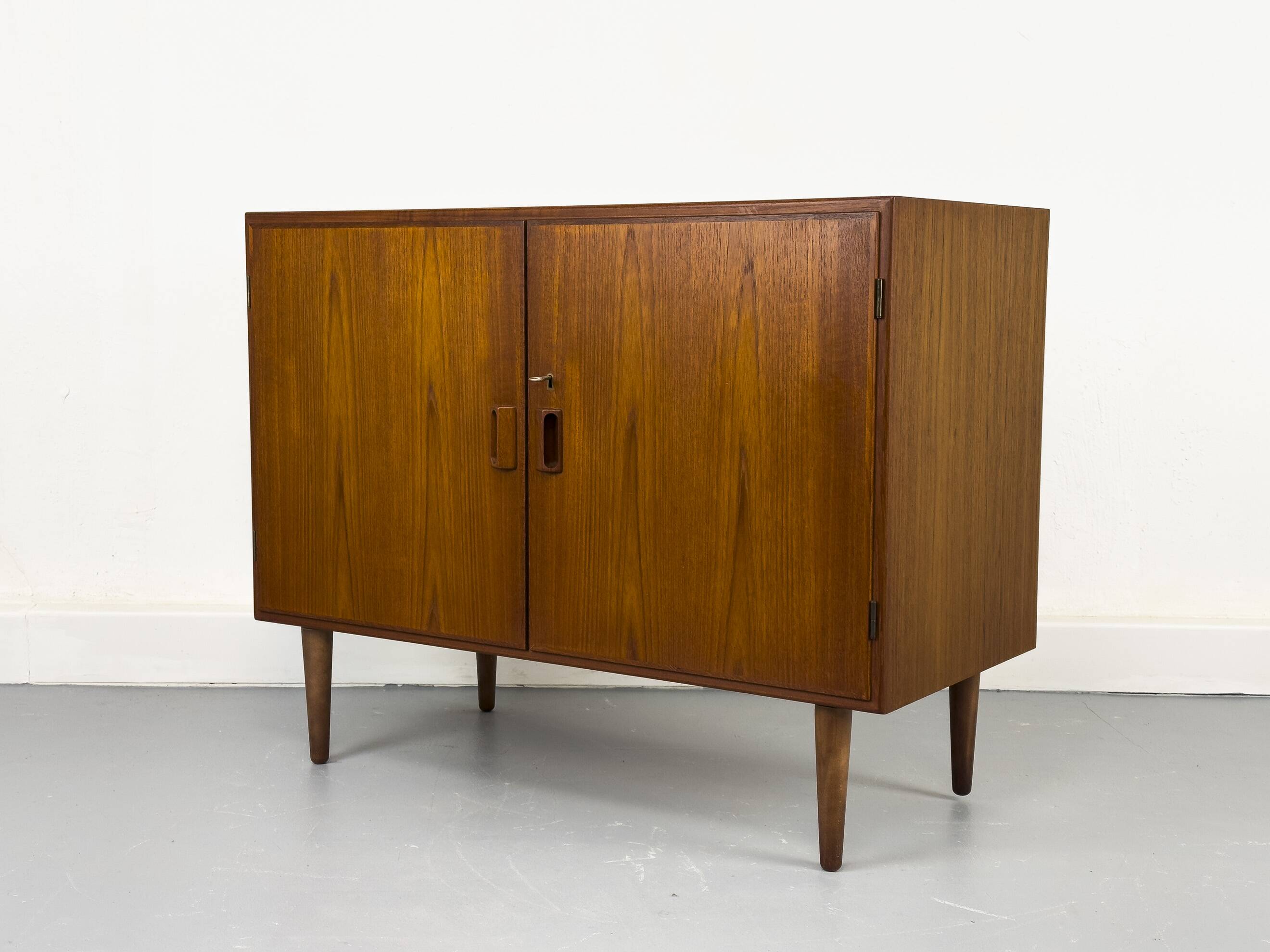 Buffet danois en teck par Børge Mogensen pour Søborg Møbelfabrik, années 1960.