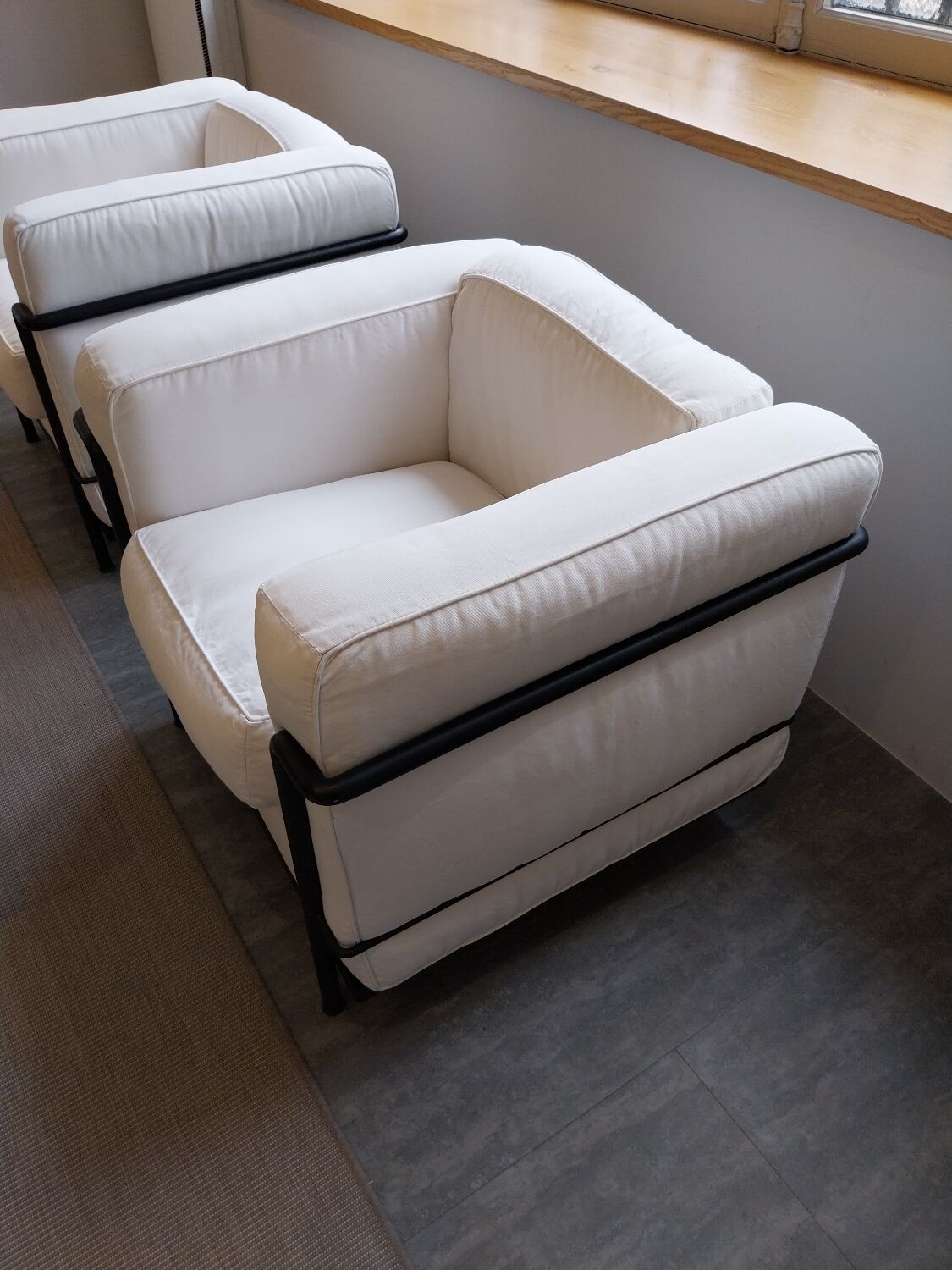 A sofa and two LC2 Cassina armchairs