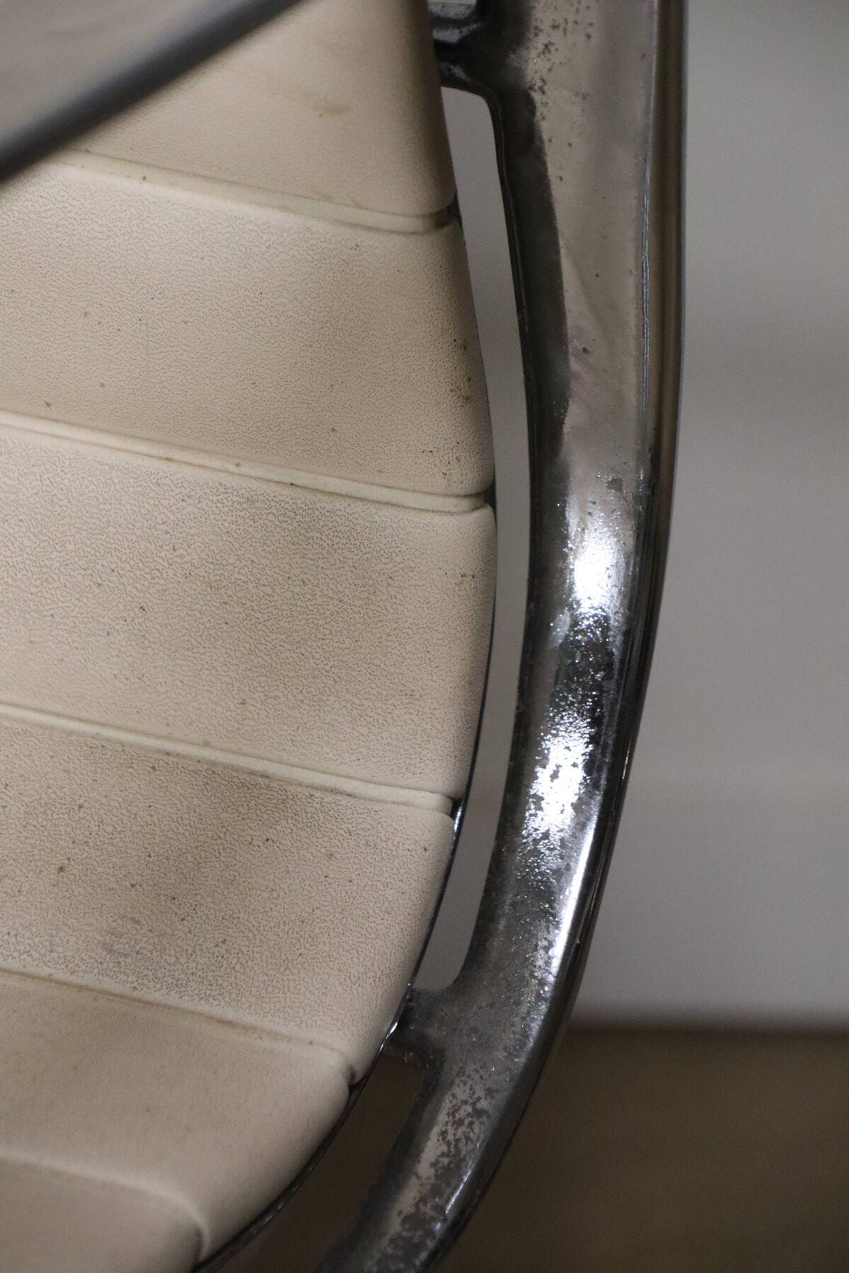 Fauteuil EA 108 en cuir – Charles & Ray Eames – Herman Miller – 1960