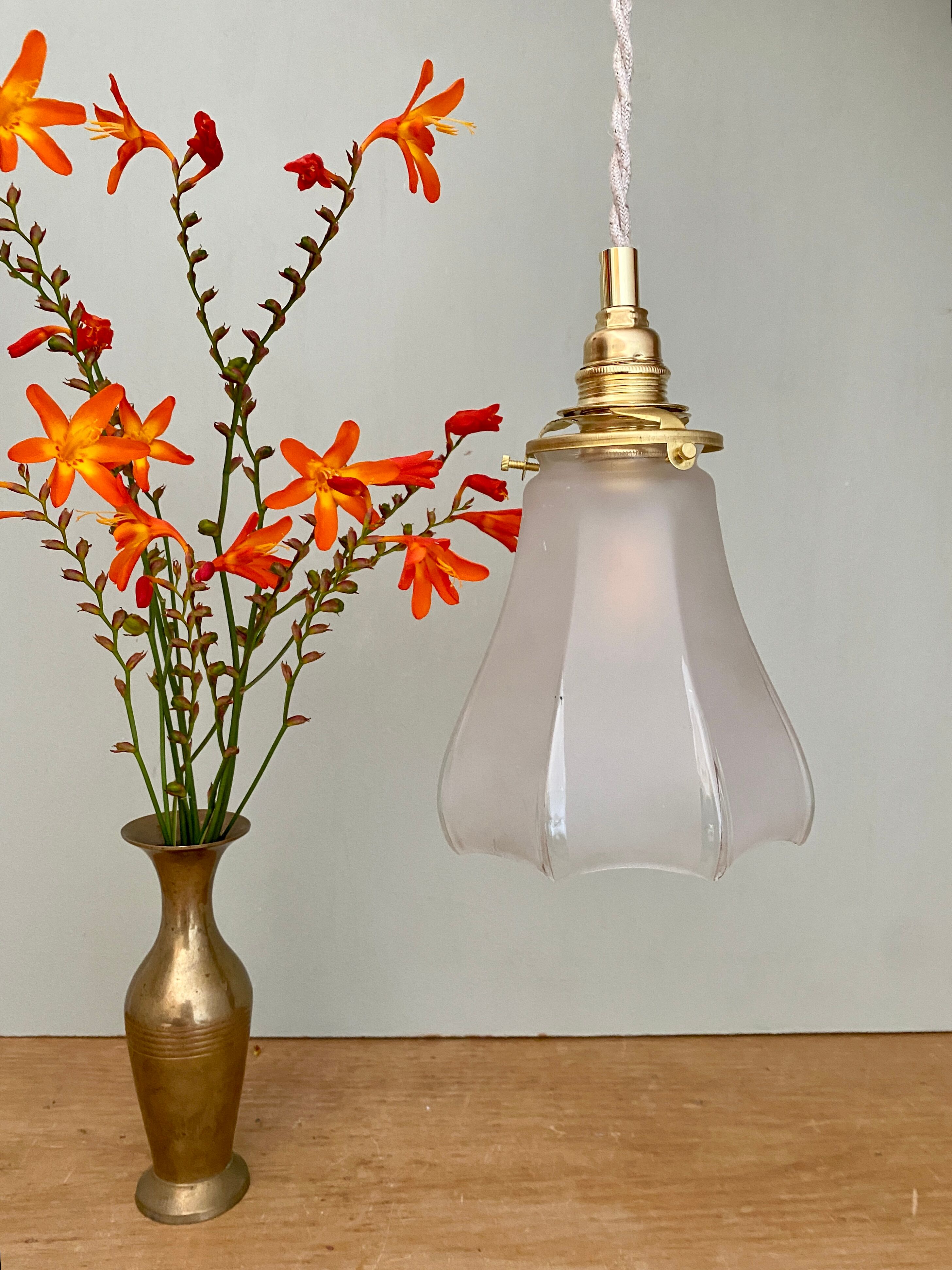 Vintage frosted glass tulip ride