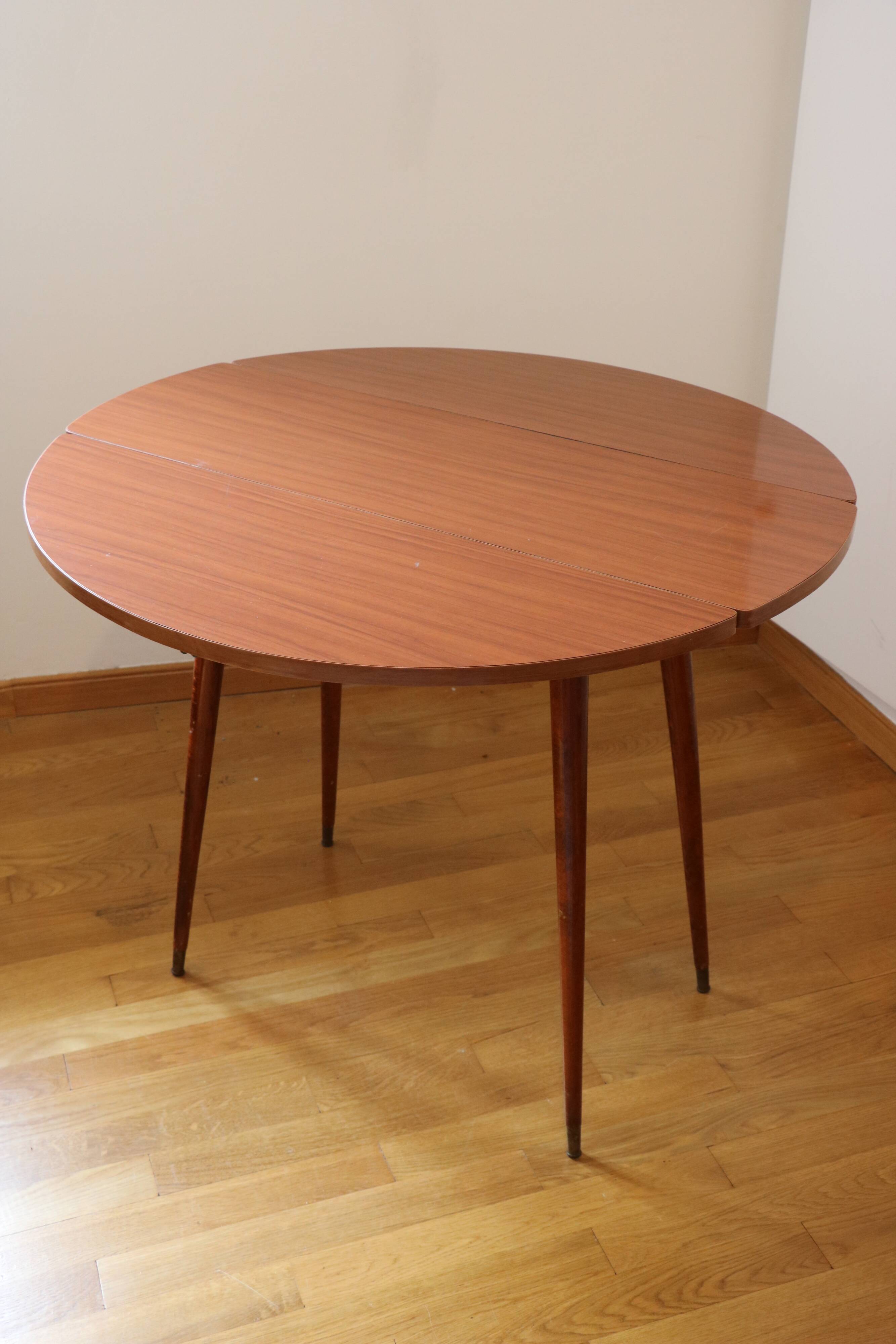 Round drop leaf table