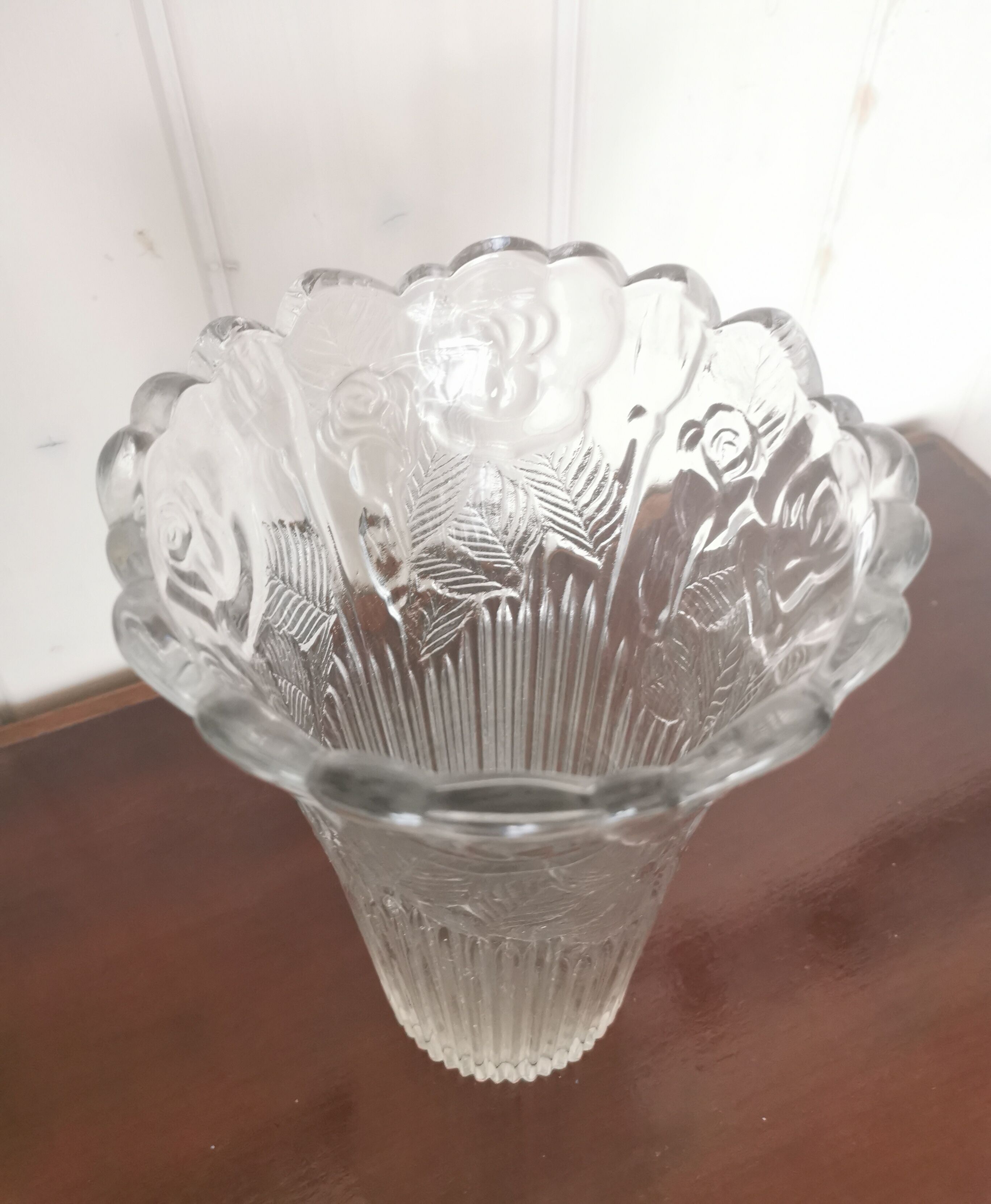 Chiseled glass vase roses pattern