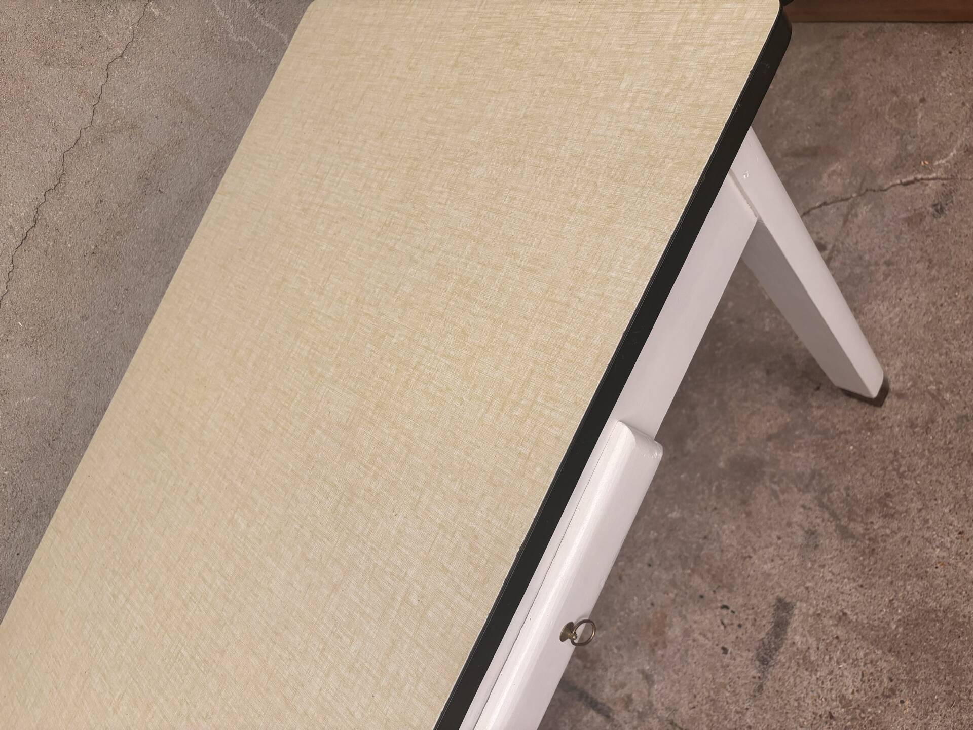 Extensible Formica table