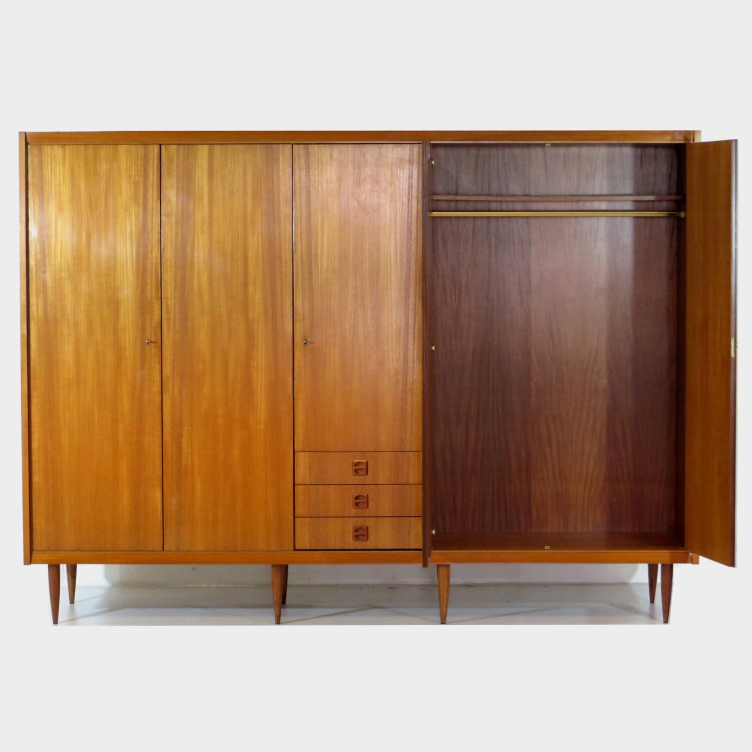 Grand armoire vintage moderne du milieu du siècle à 5 portes en teck, années 1960.