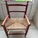 Fauteuil enfant en bois et assise paillèe.