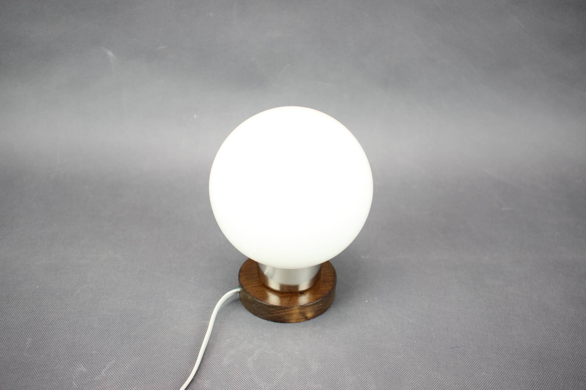 Lampe de table Globe en verre opalin tchèque du milieu du siècle par Pokrok Žilina, années 1960