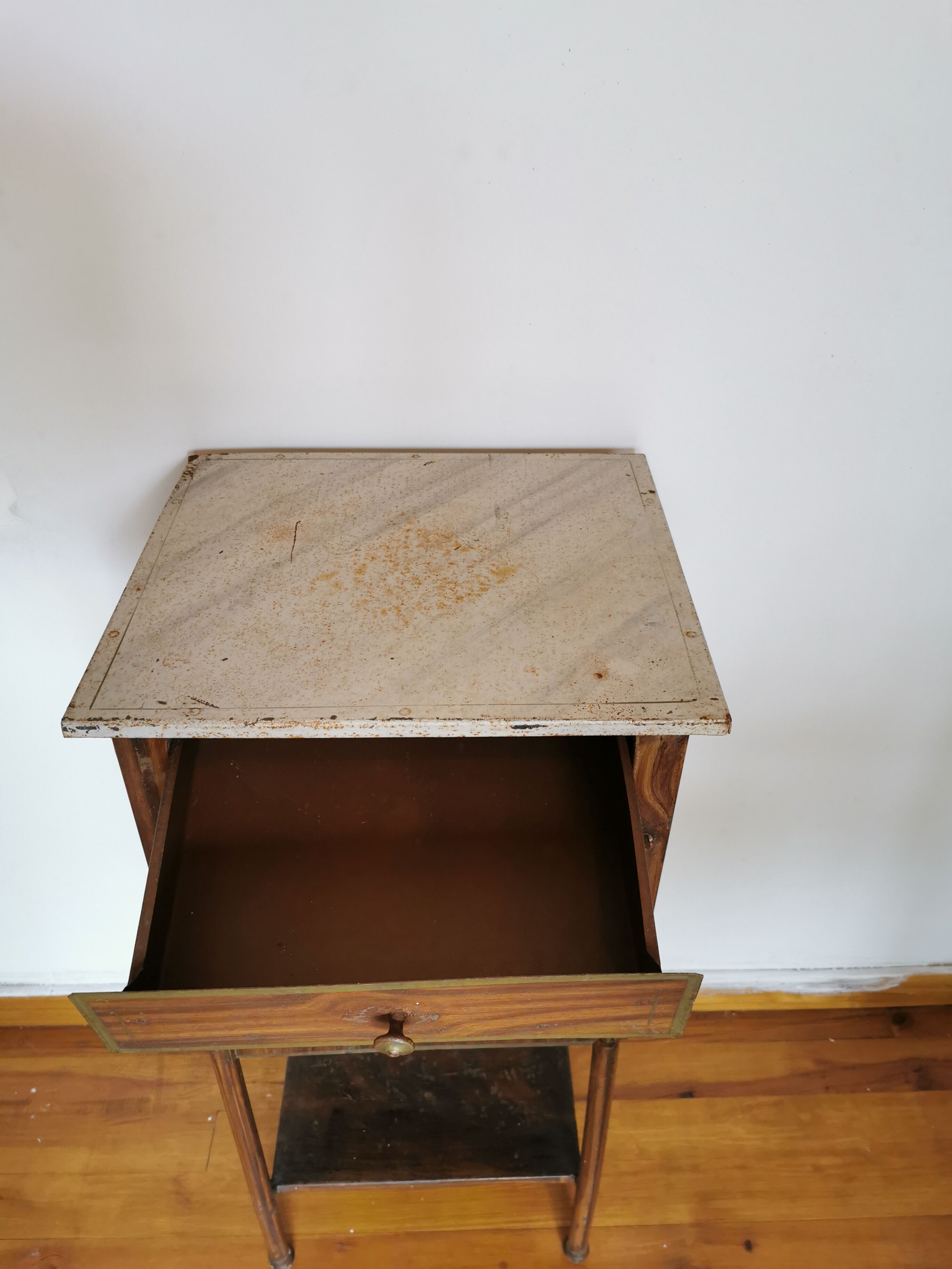 Chevet métal peint début XXème