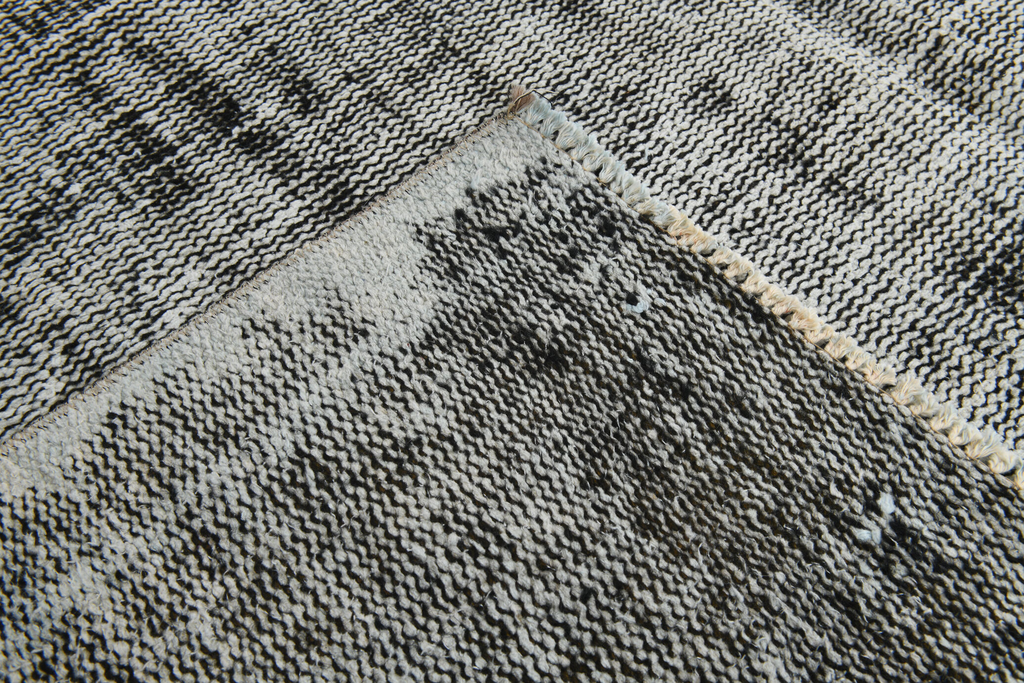 7x9 distressed black vintage rug, 205x292cm
