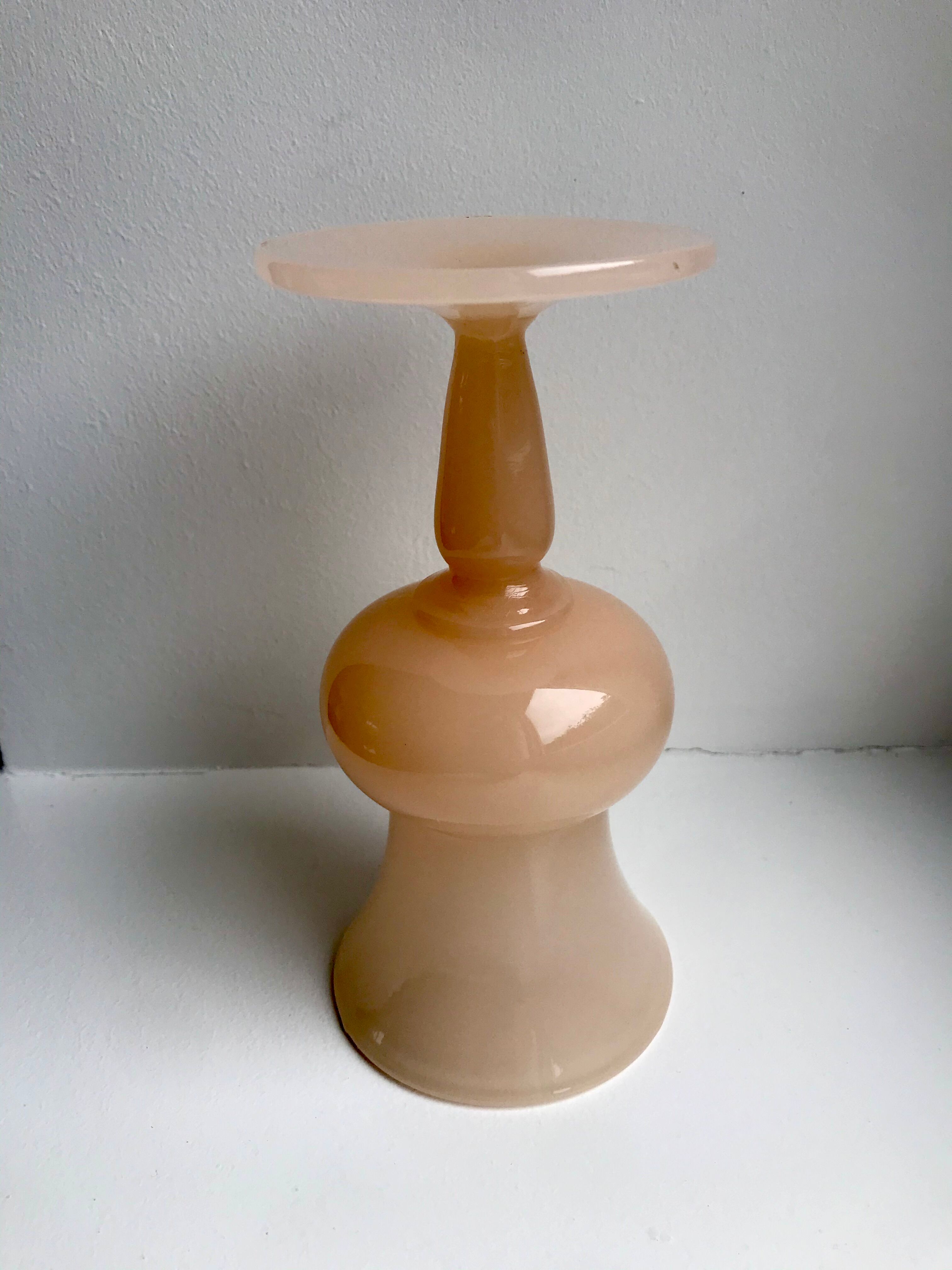 Vase en opaline rose pâle années 50-60
