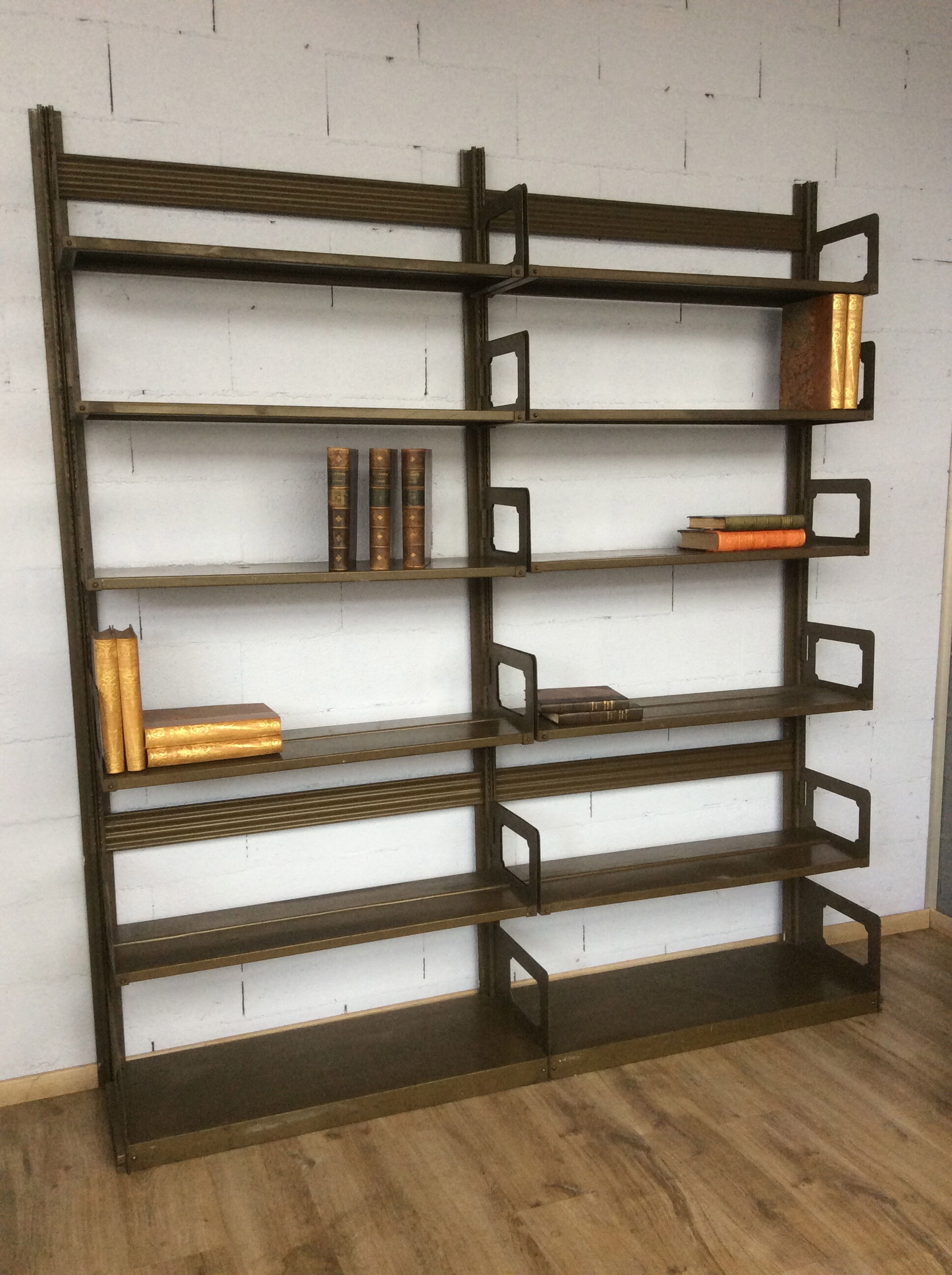 Former Strafor double shelf 30s