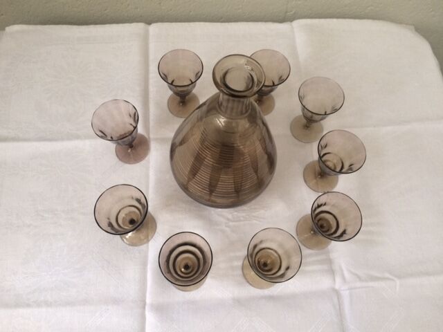 Liqueur glass Brown and gold edging and 9 small glasses Decanter's vintage liquor