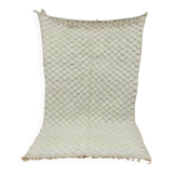 Plain off-white Béni Ouarain Berber rug with checkerboard inlays