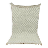 Plain off-white Béni Ouarain Berber rug with checkerboard inlays