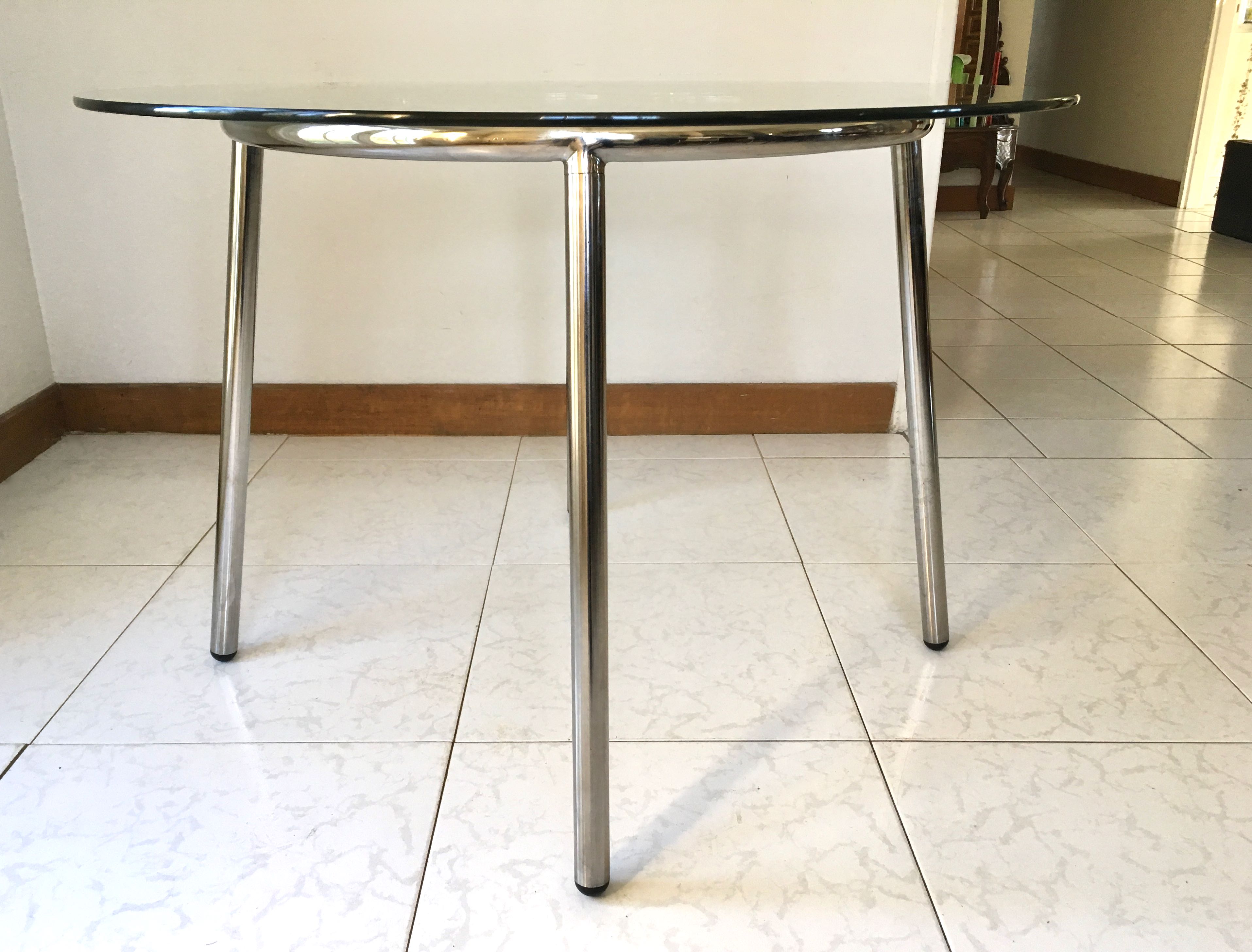 Table ronde design 1970 en verre et métal