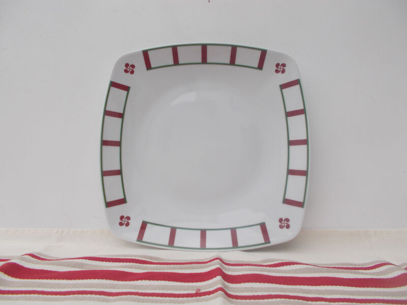 Set of basque porcelain green and red plates with 1 oval dish