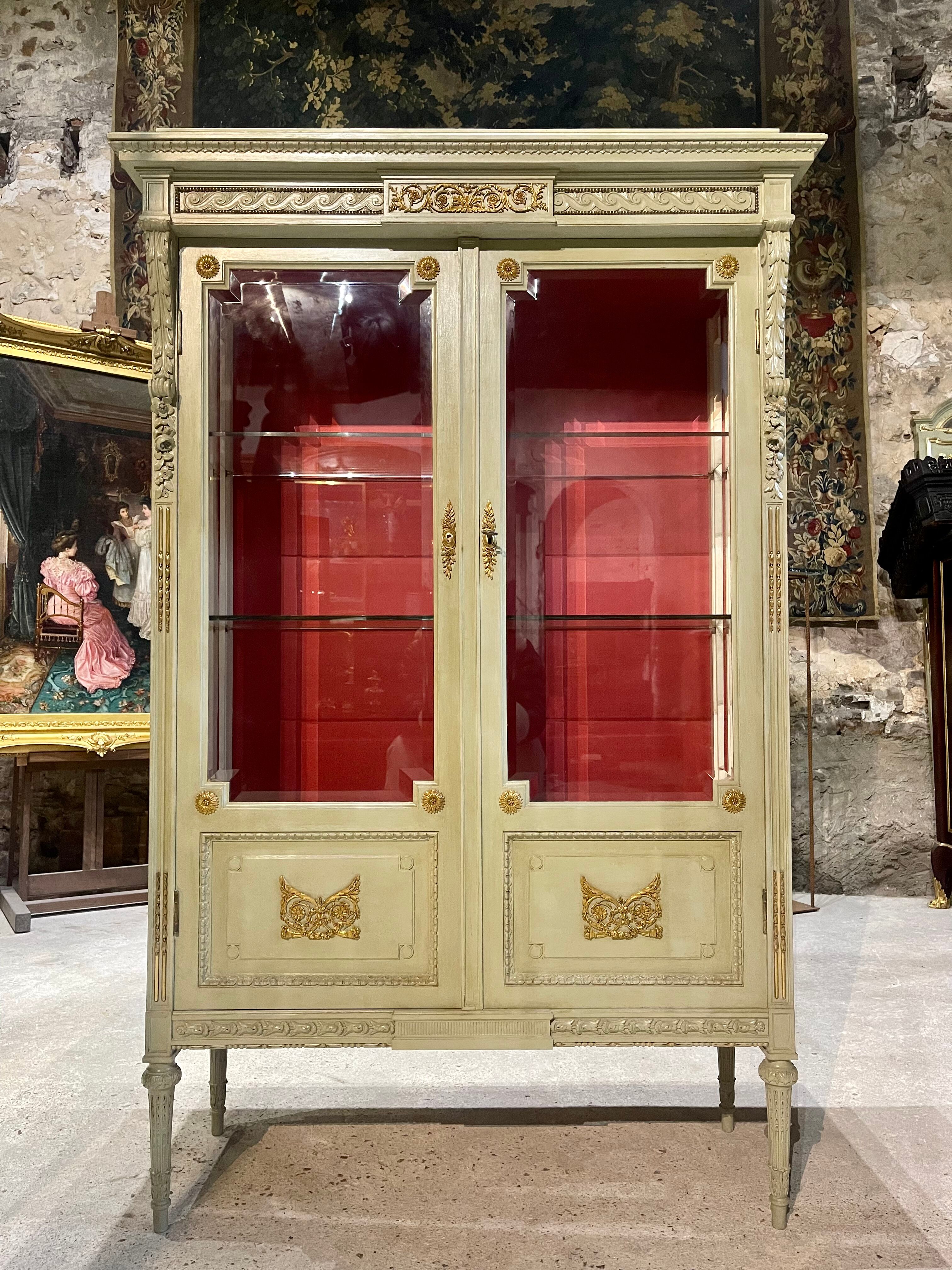 Vitrine de style louis xvi en bois rechampie et bronzes dorés d’époque napoléon iii