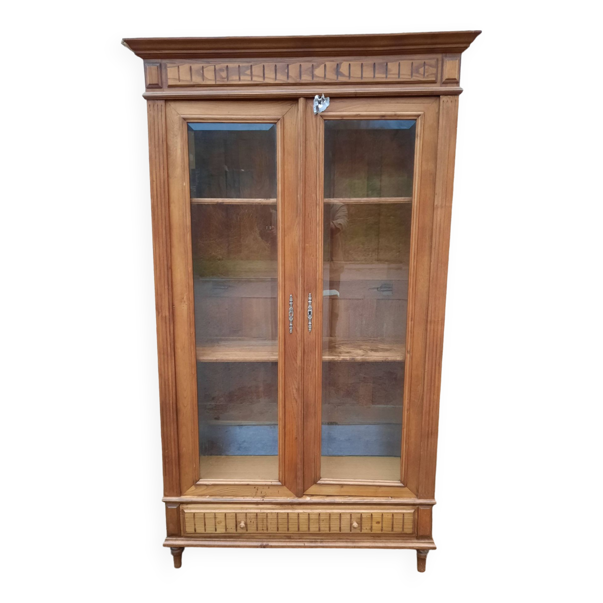 Vitrine en noyer 1900