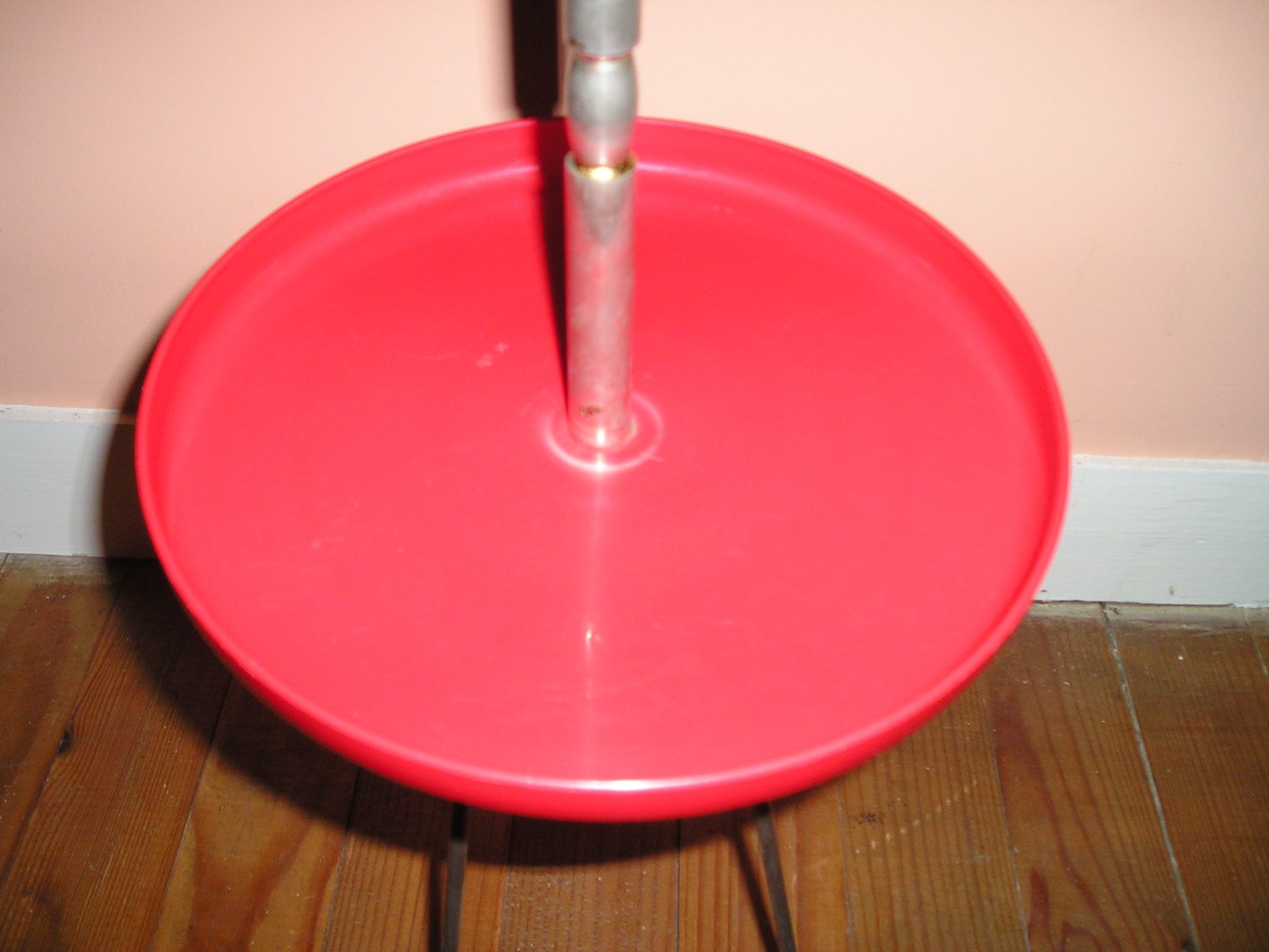 Cendrier sur pied tripode soucoupe rouge marquée "Assiette Volante"