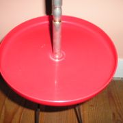 Cendrier sur pied tripode soucoupe rouge marquée "Assiette Volante"