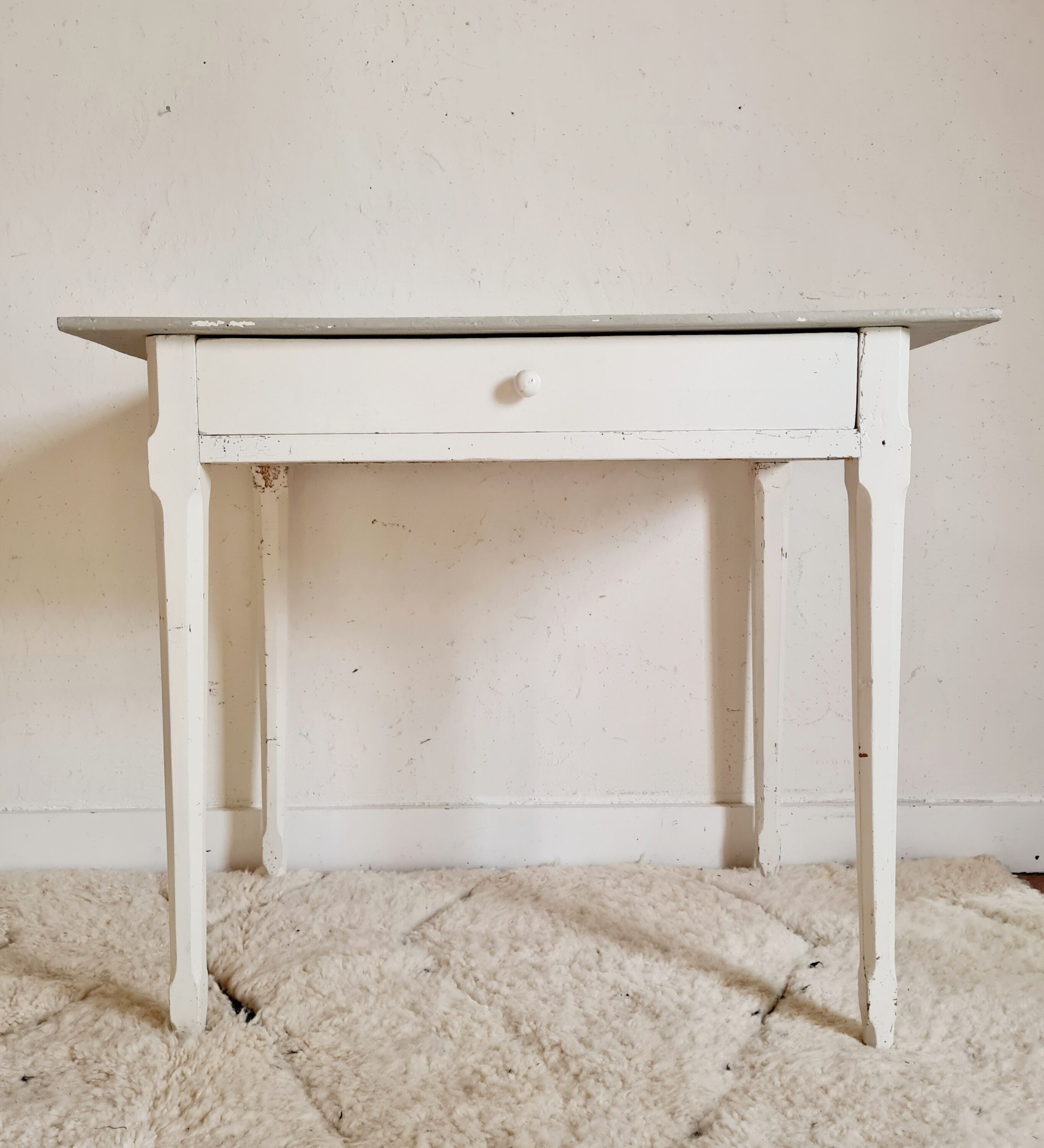Table de ferme blanche et grise avec son tiroir