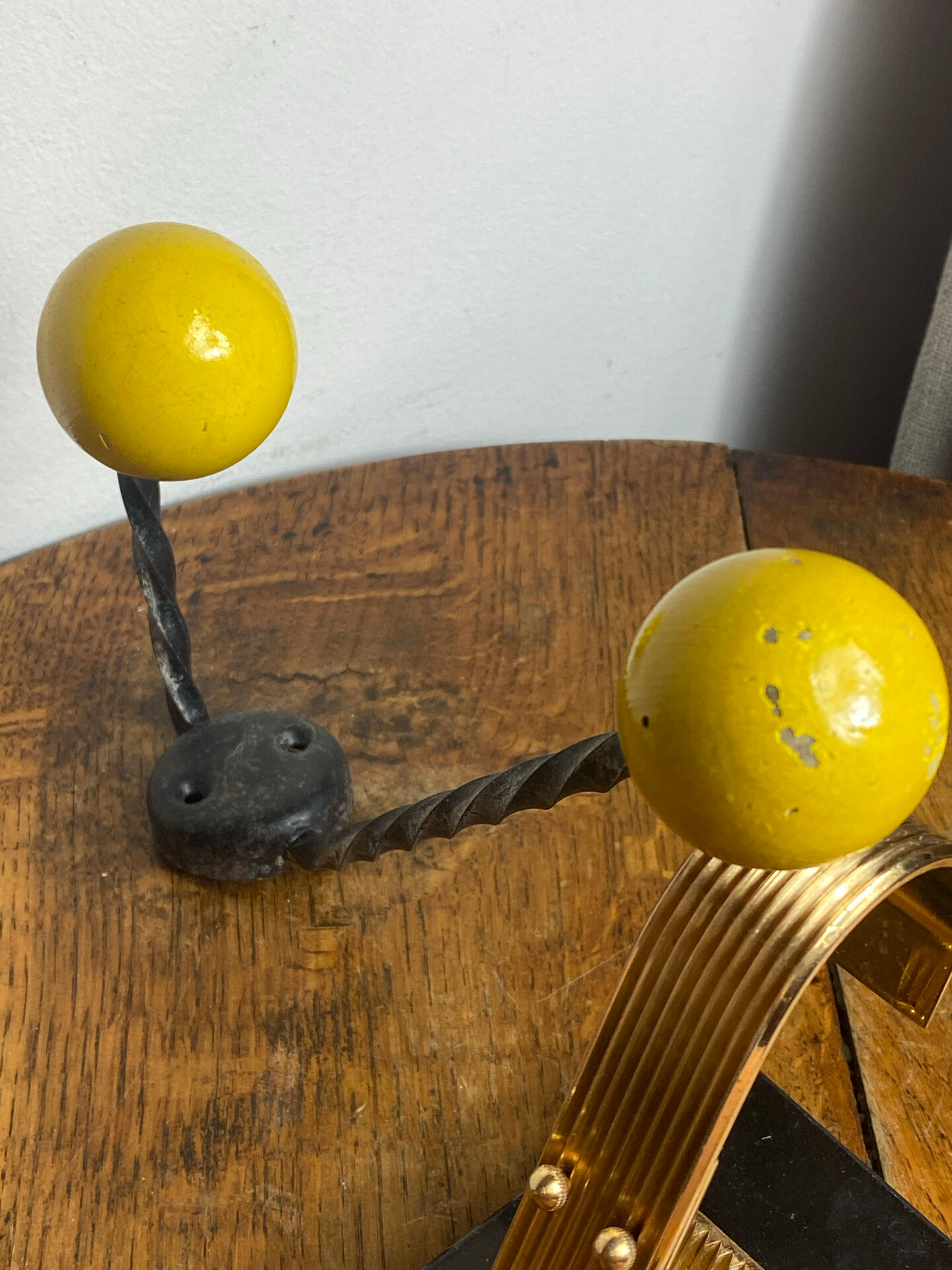 Patére en fer forgé torsadé et boules en bois