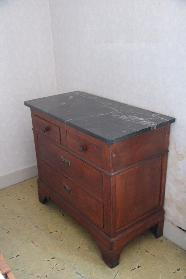 Commode  Louis Philippe en chêne foncé et marbre noir