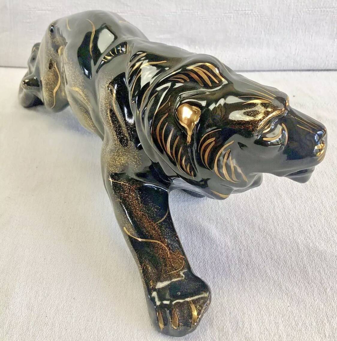 Art Deco lion statue 1930 cracked Saint Clément