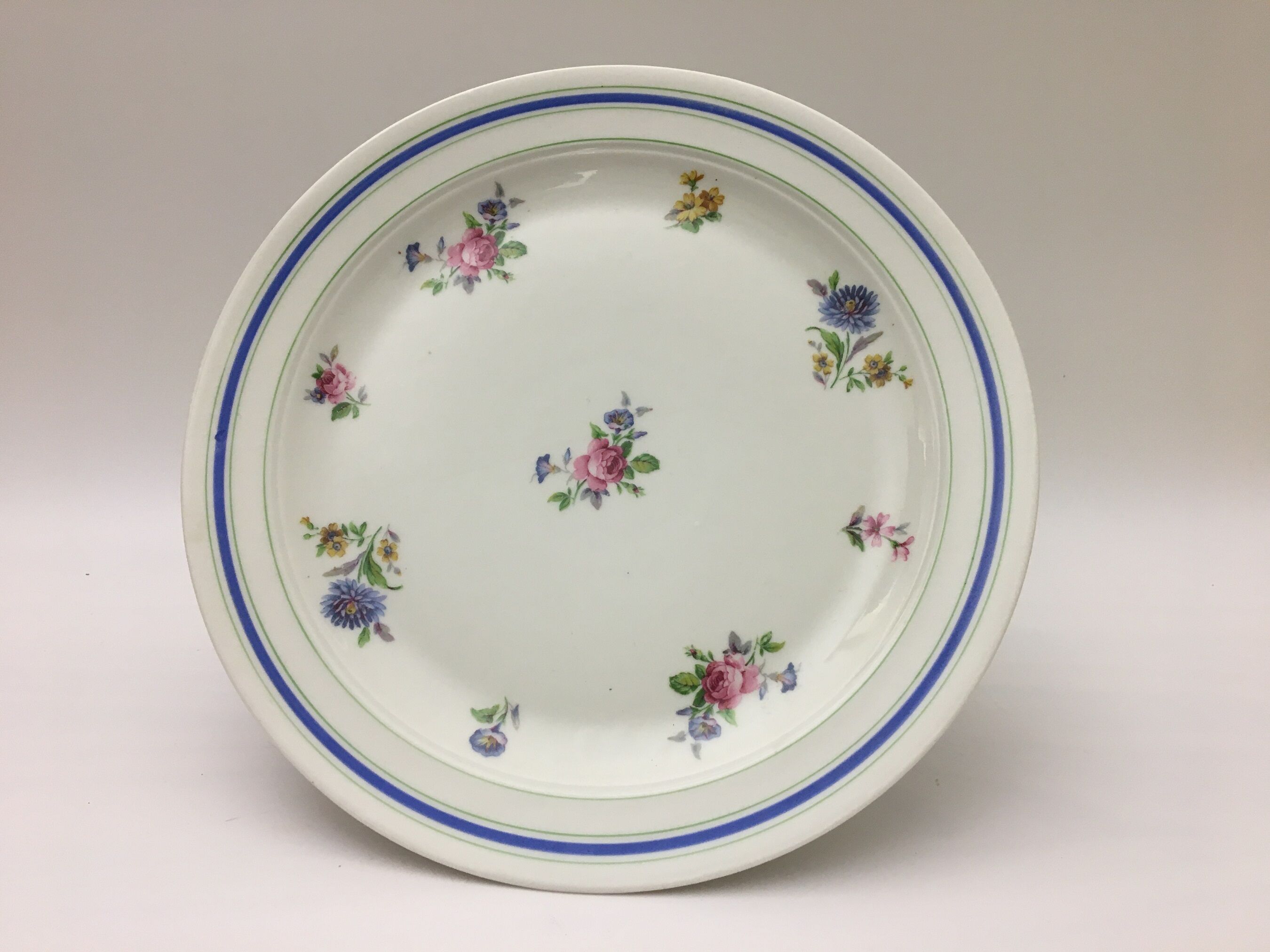 Plat de service rond “ lourioux foëcy “avec motifs de fleurs.