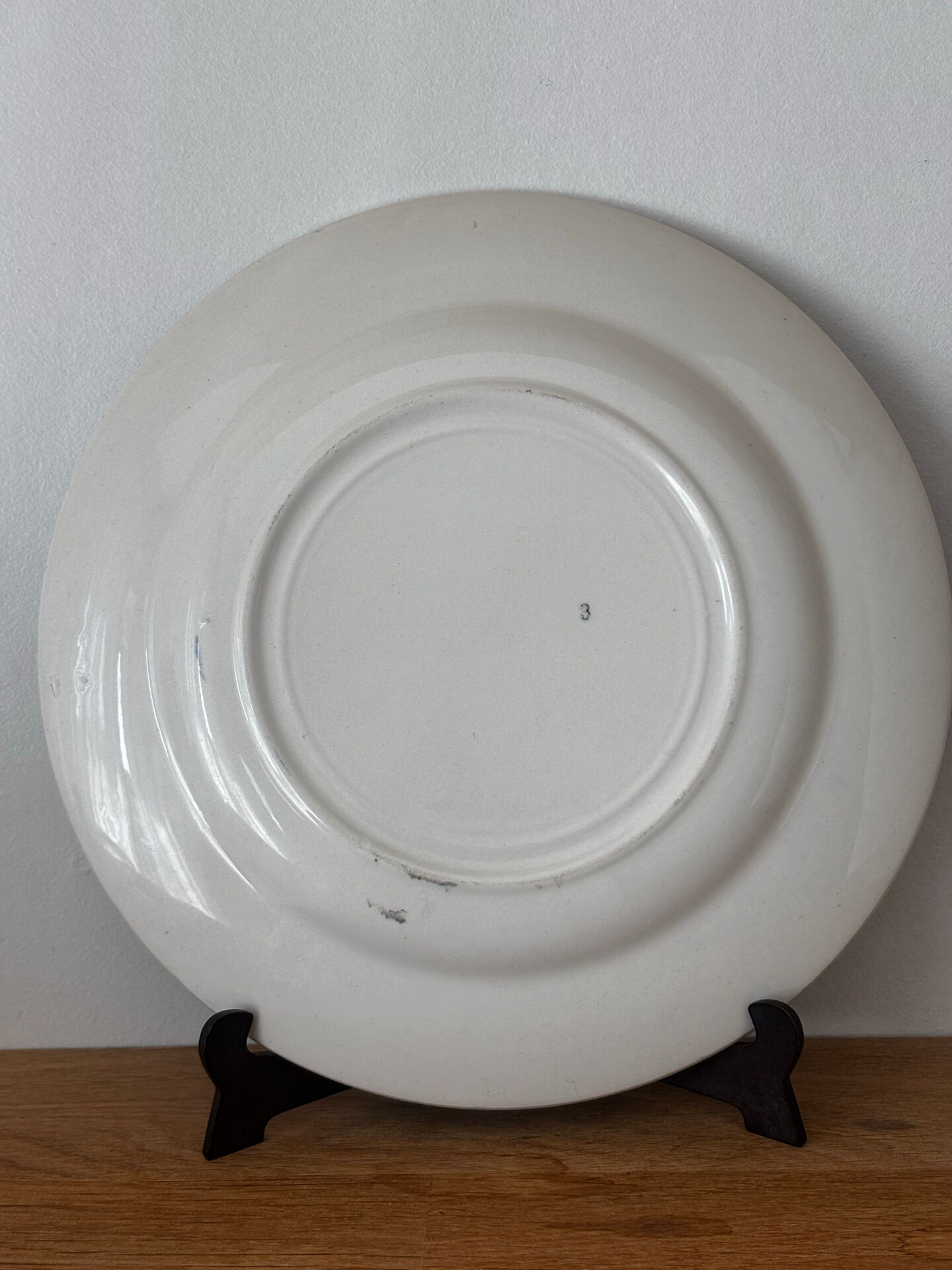Ensemble de deux assiettes plates fleuries en faïence