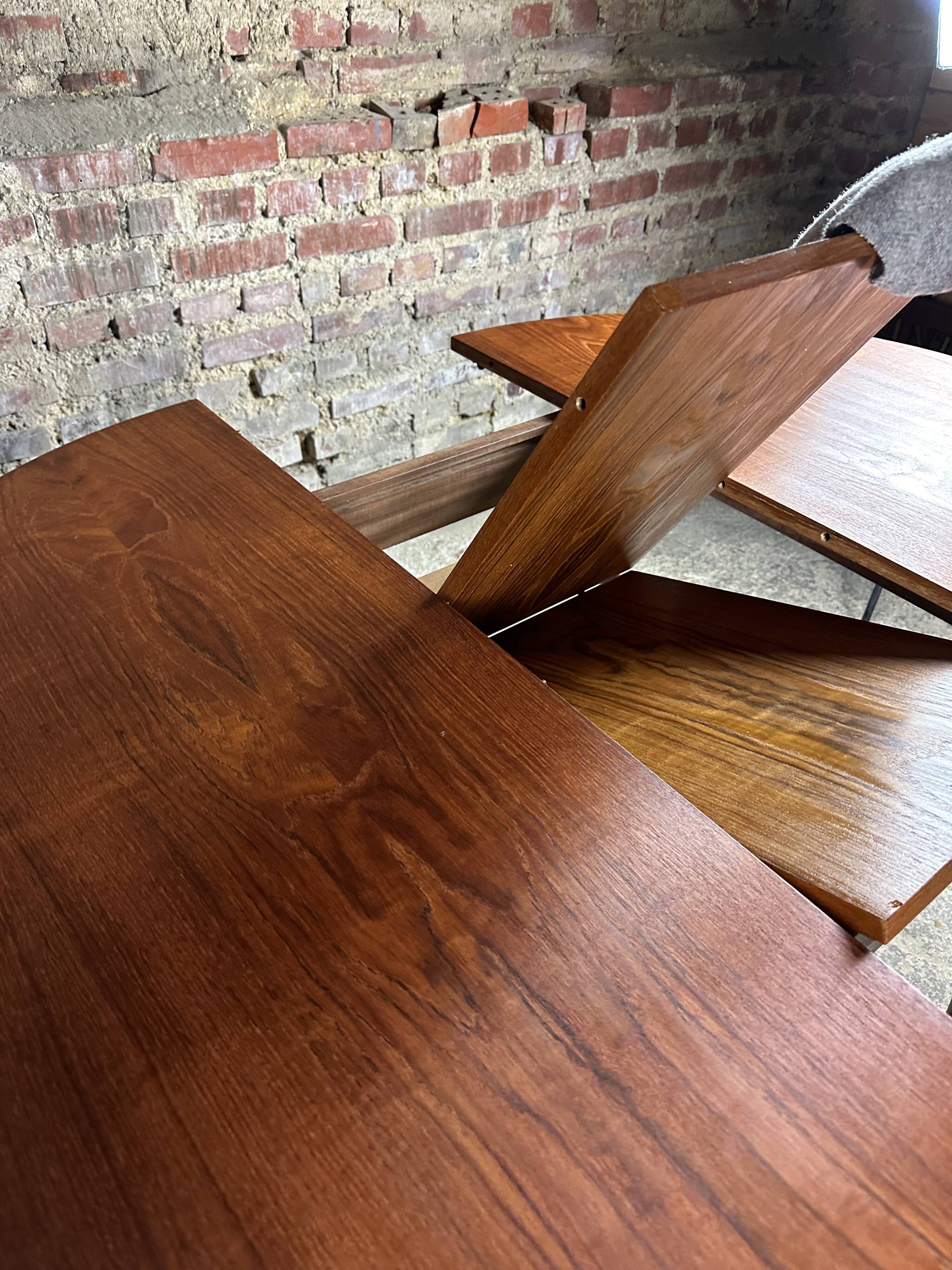 Scandinavian round teak table with integrated extension 70'S