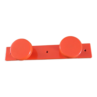 Orange coat rack with 2 hooks from the brand Grosfillex. Plastic. Seventies