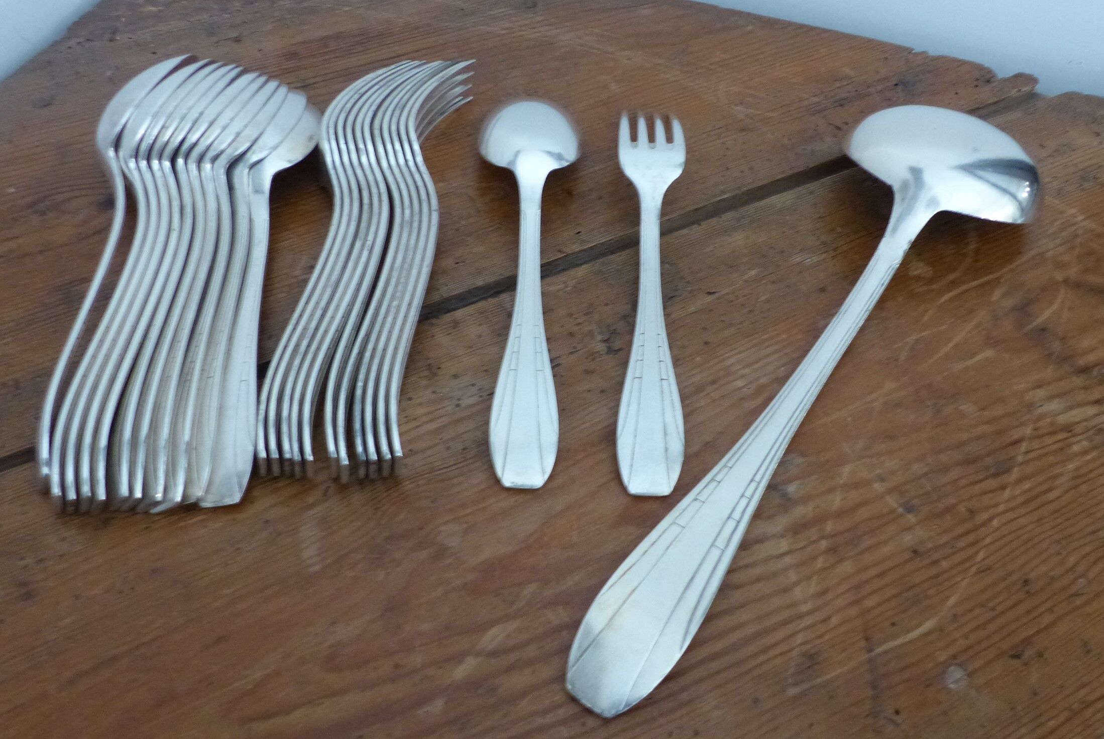 Silver metal housewife 12 cutlery and a ladle