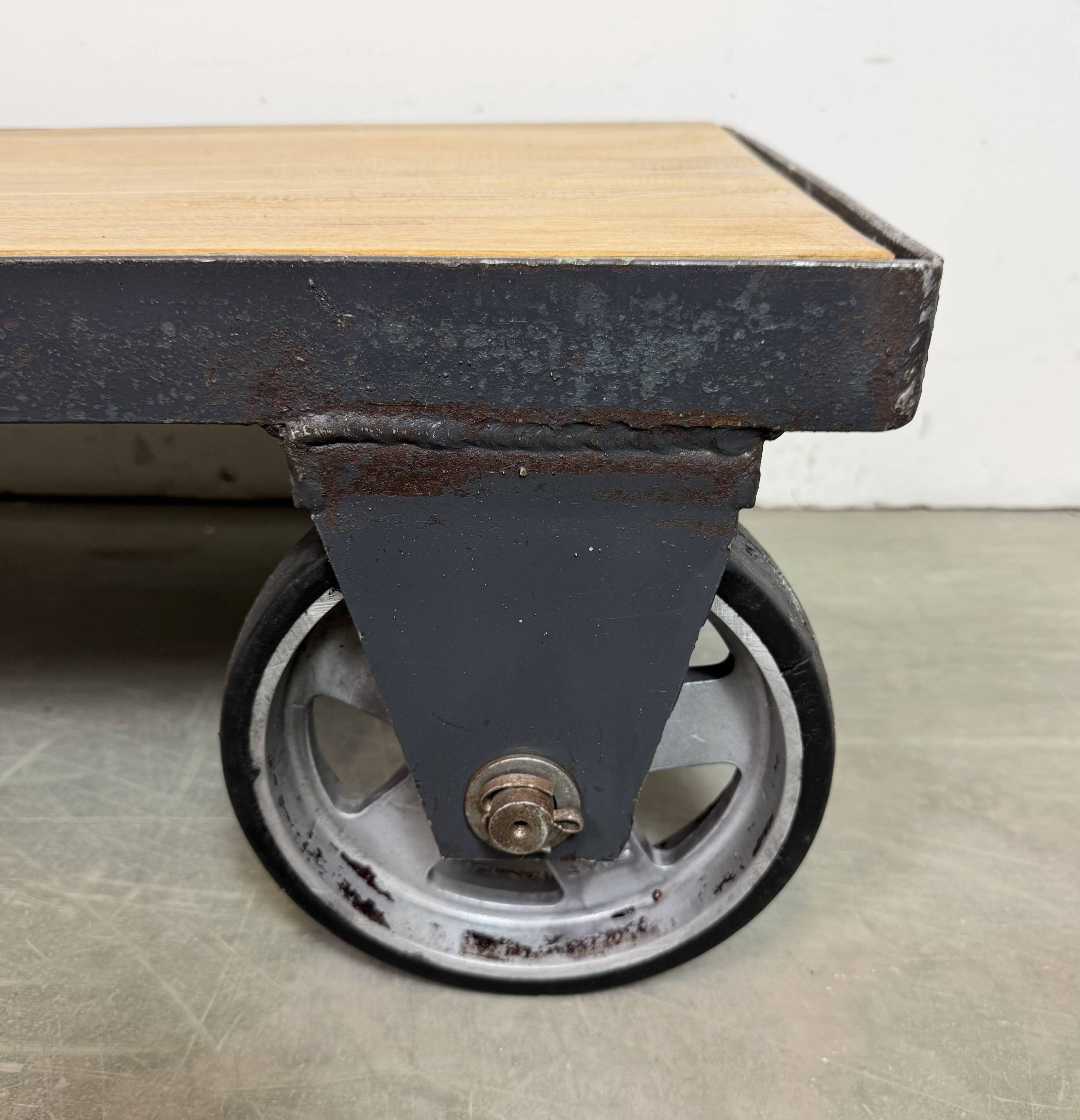 Table basse industrielle noire, années 1960