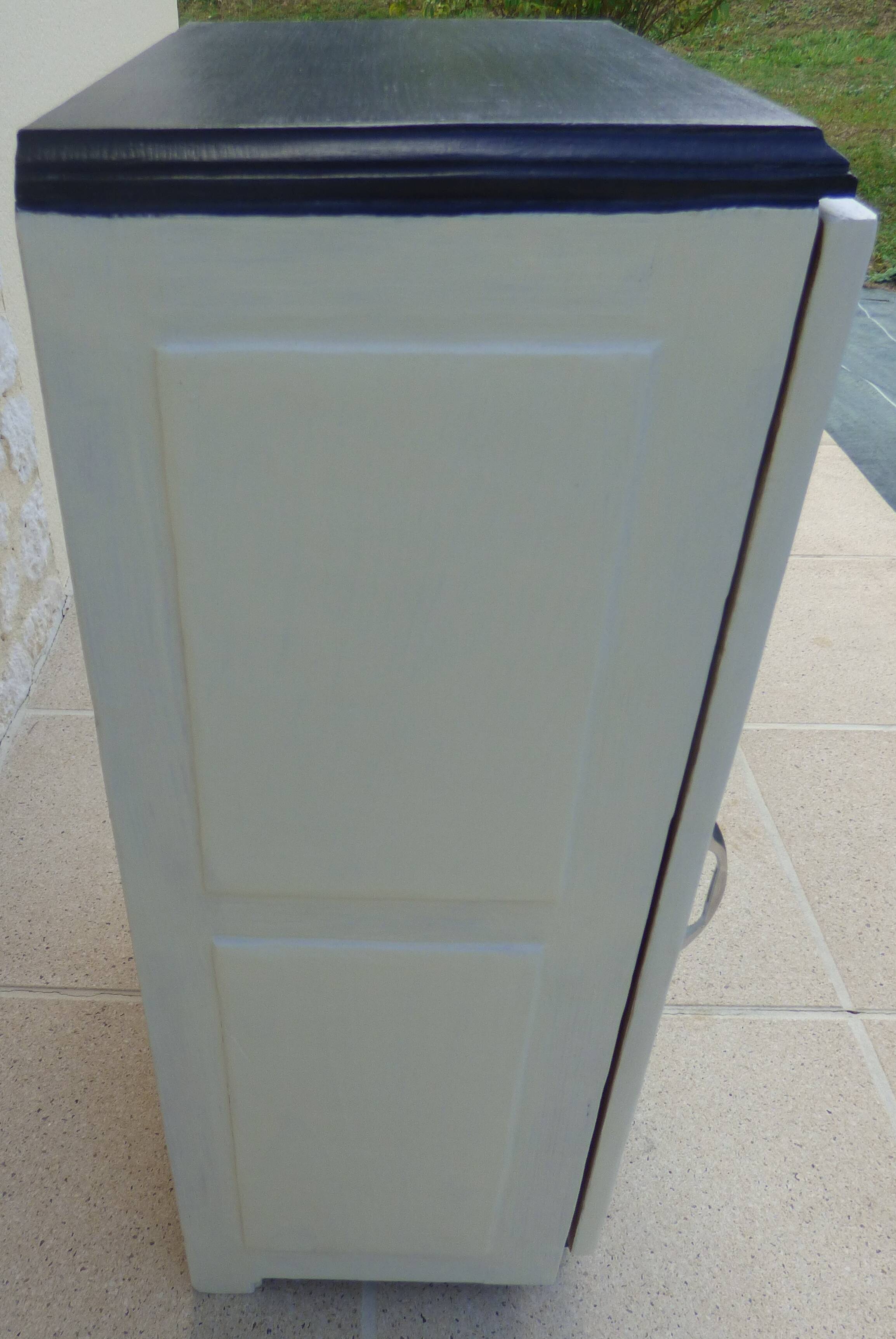 Mado-style 1-door cabinet in solid wood