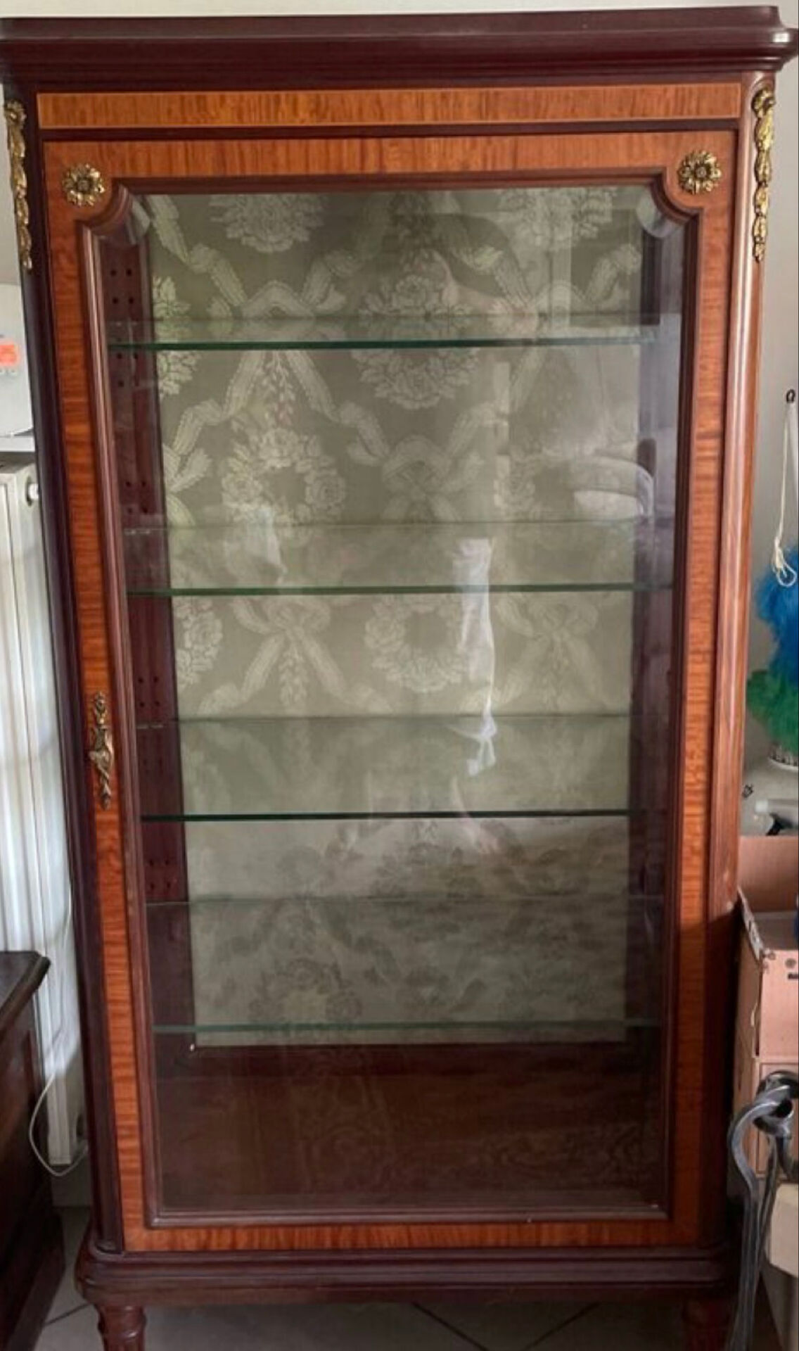 Vitrine de style Louis XVI en acajou et bronzes dorés — Fin XIXe / Déb