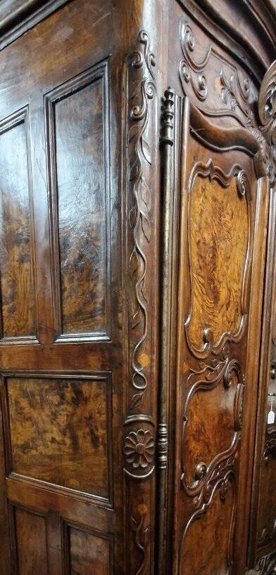 Important Louis XV wedding wardrobe in walnut and burl.