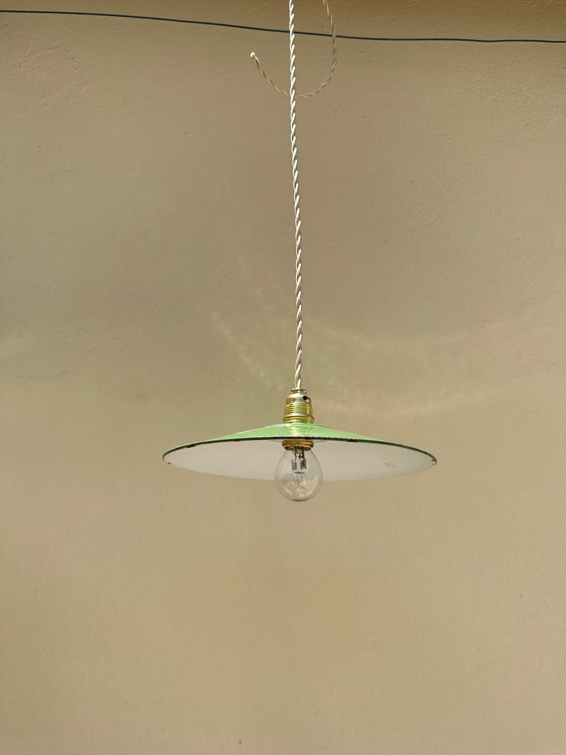 Trio of vintage suspension in green and white enamelled sheet metal indus old farm