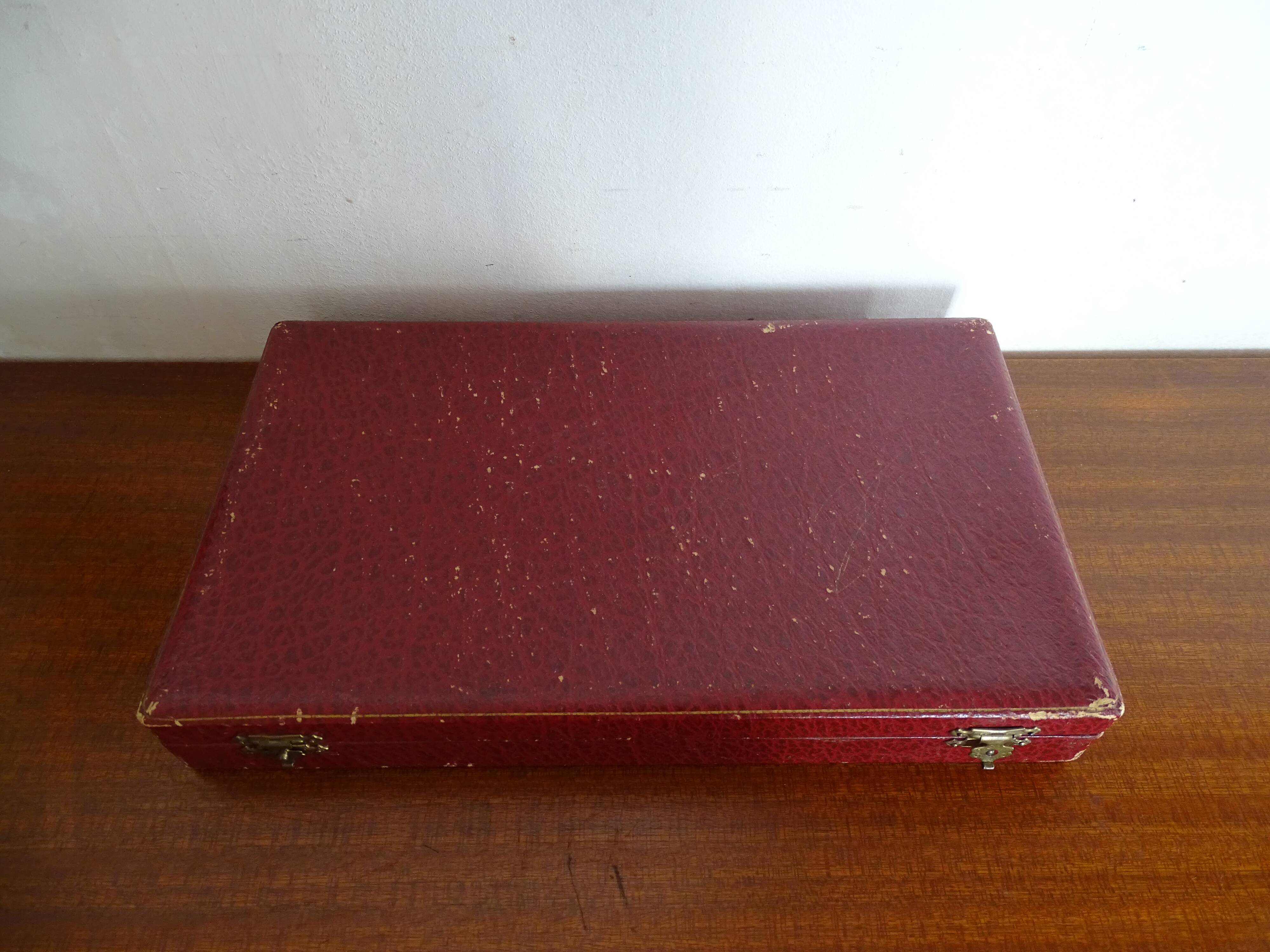 12 Art Deco knives 1930 bone or bakelite sleeves in case