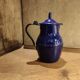 Petite cruche française vintage avec couvercle, en émail bleu