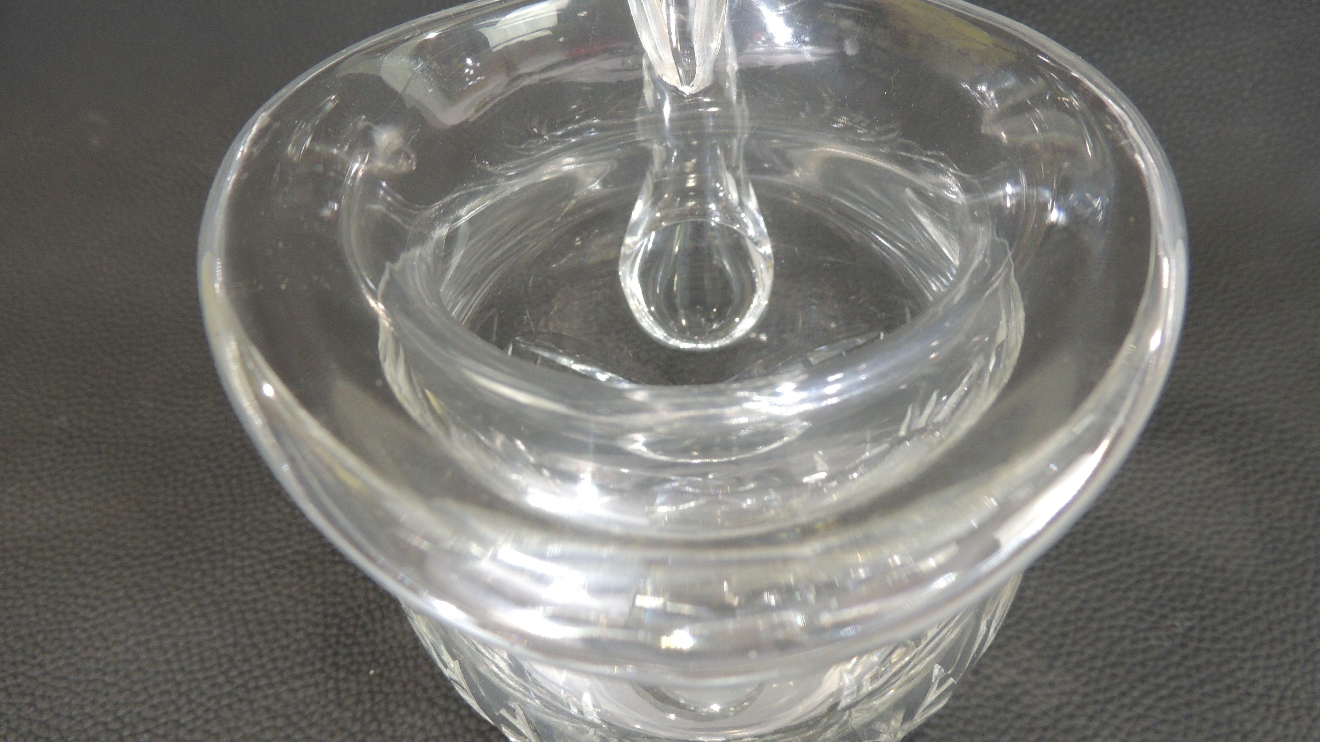 Pichet à eau en cristal de Saint Louis signé