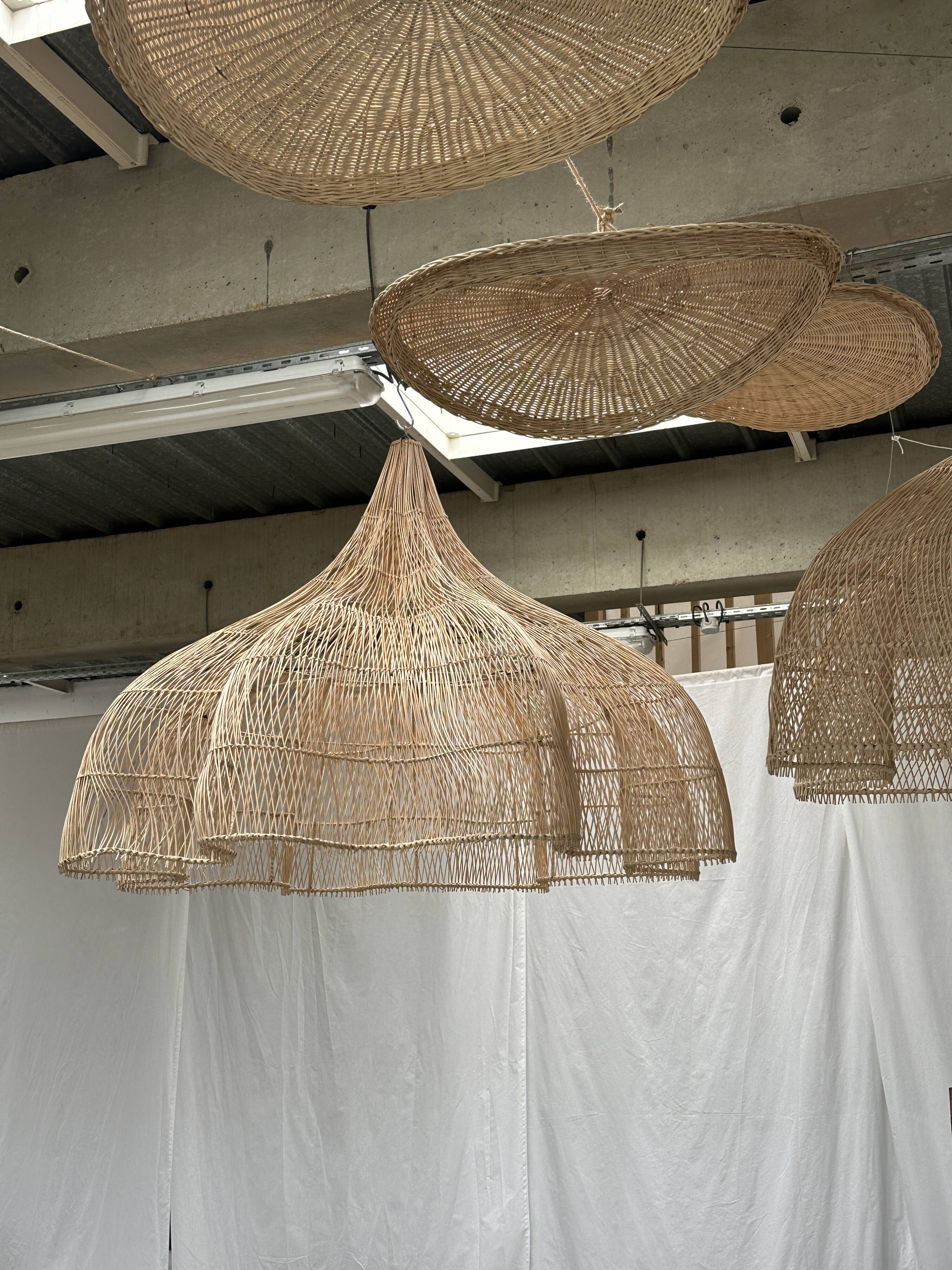 Immense rattan suspension in the shape of a flower, tulip, corolla H1m D1m50