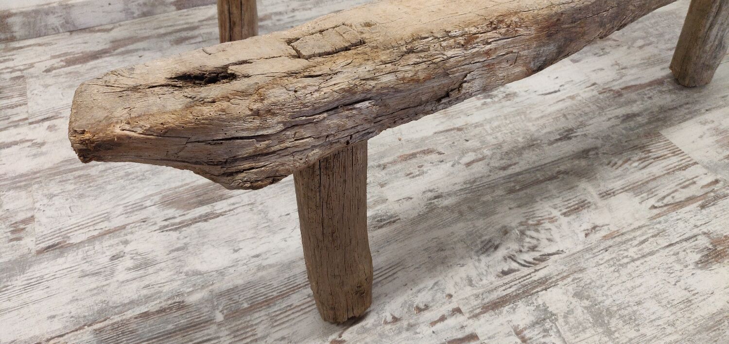 Banc brutaliste atypique