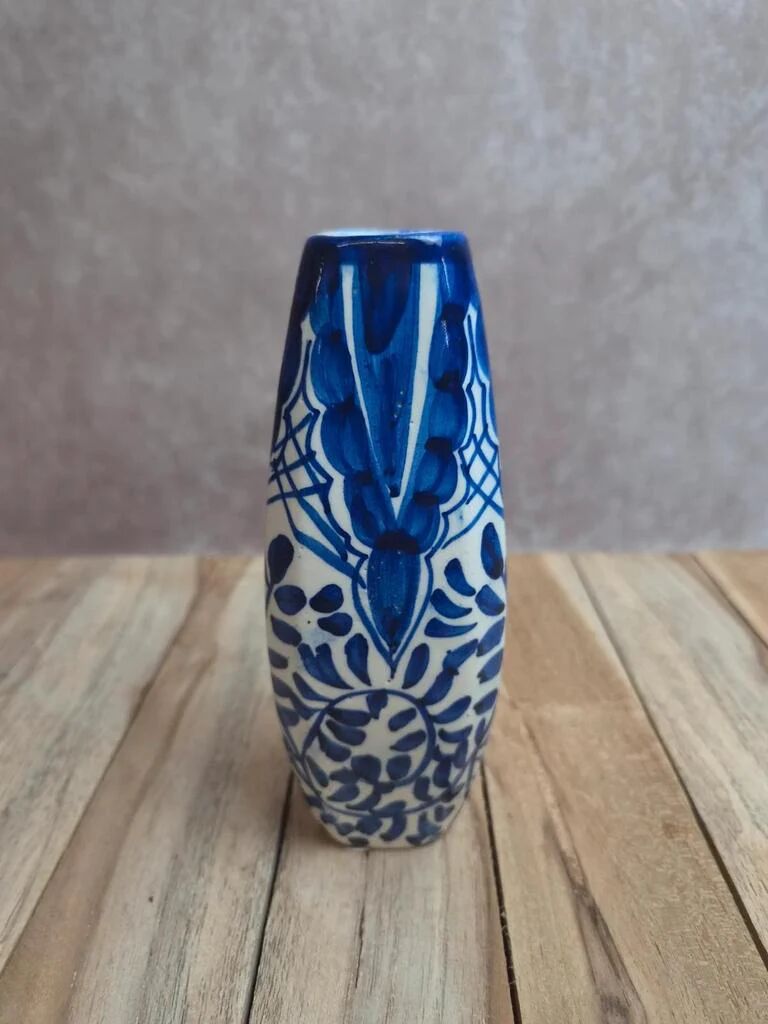 Small antique vase in blue and white earthenware, hand-painted – oriental decoration.